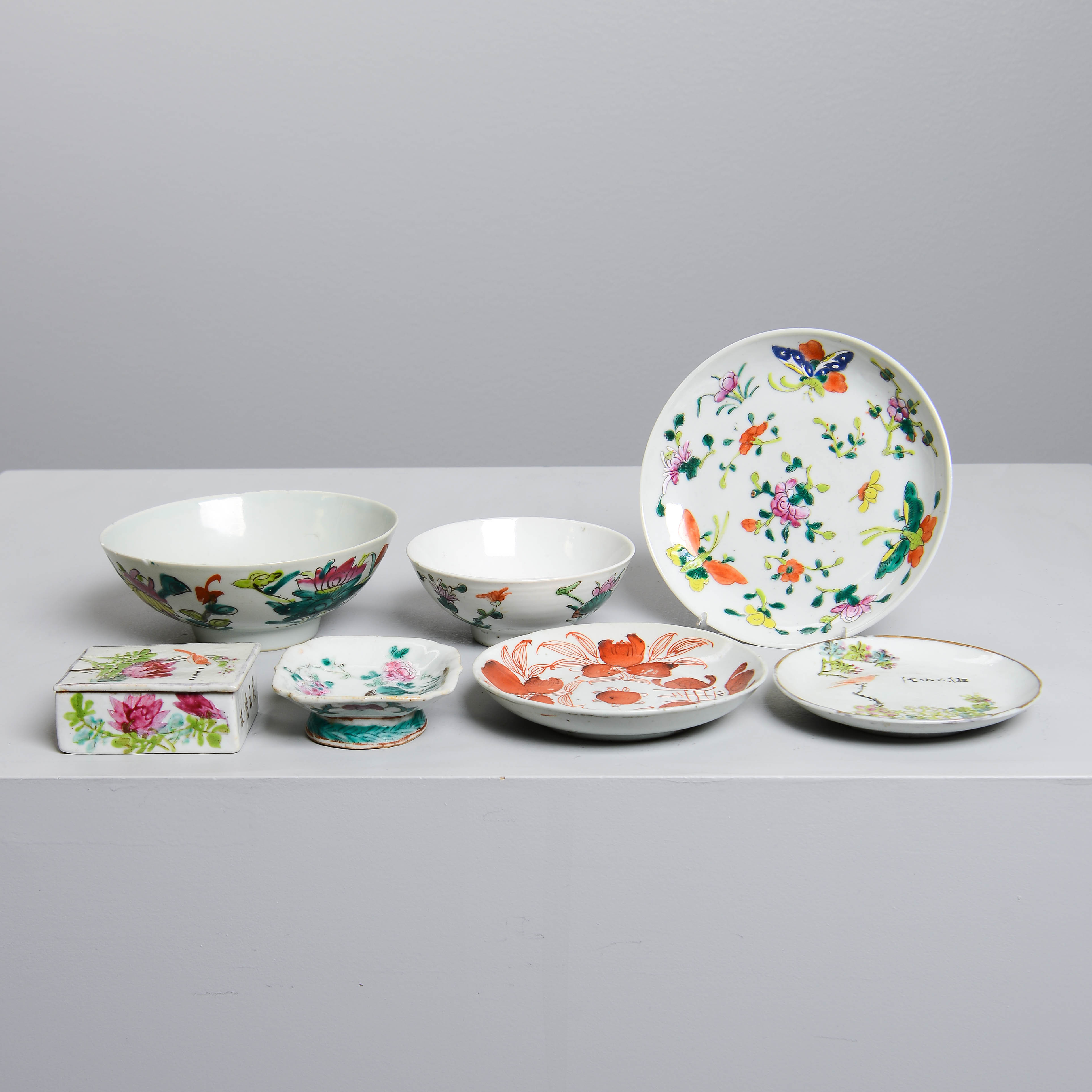 PARTI KERAMIK, 7 delar, bland annat Qingdynastin, 1800/1900-tal.