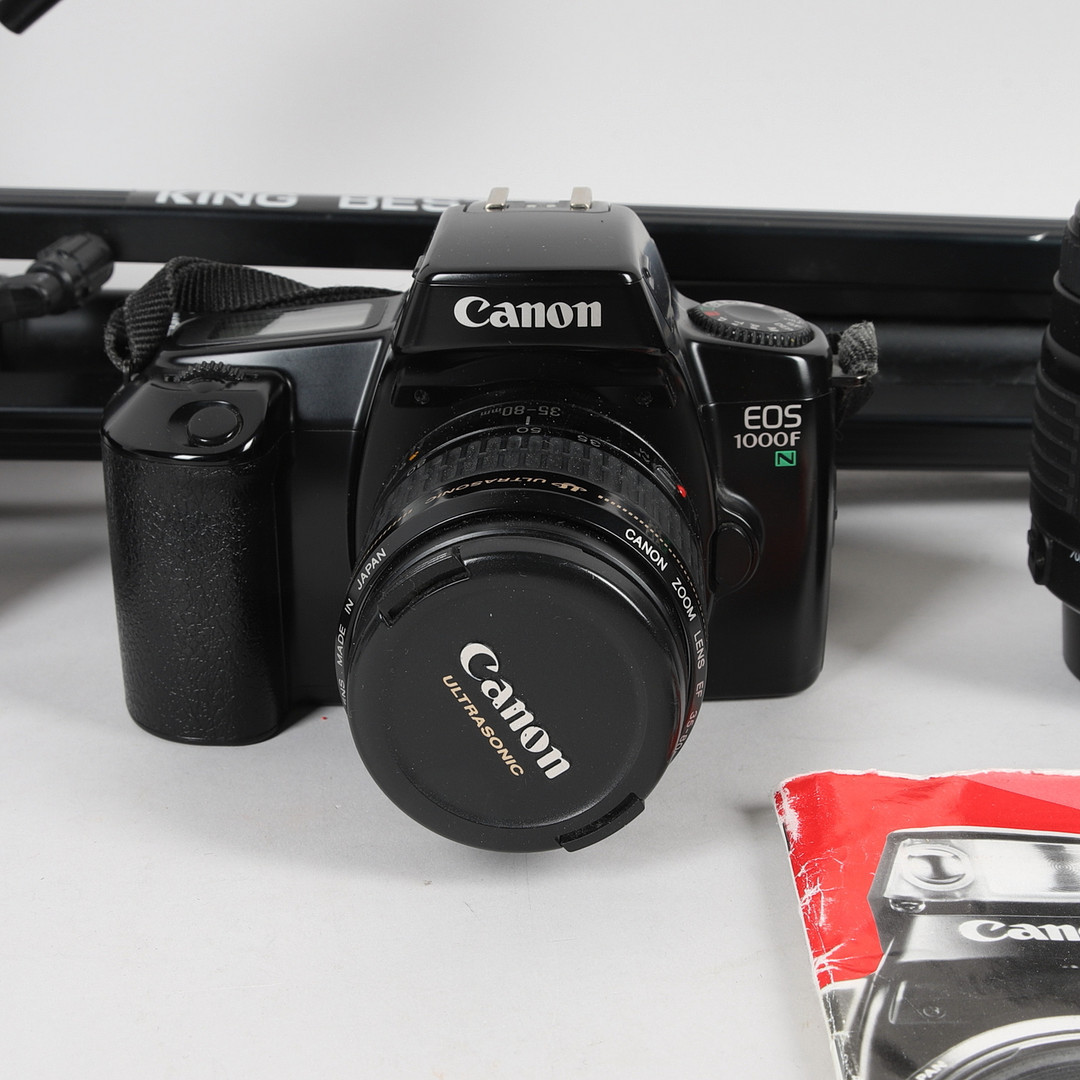 ANALOG SYSTEMKAMERA, med stativ & tillbehör, Canon EOS 1000F.