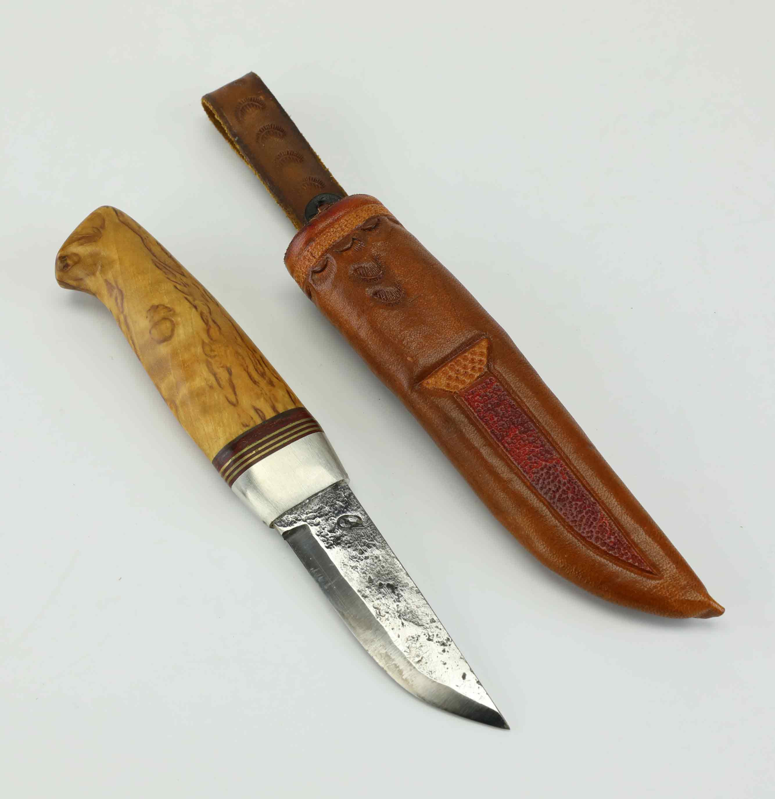 PER WALLANDER. Kniv, masurbjörk, monogramsignerad och daterad P.W, Delsbo, 1997.