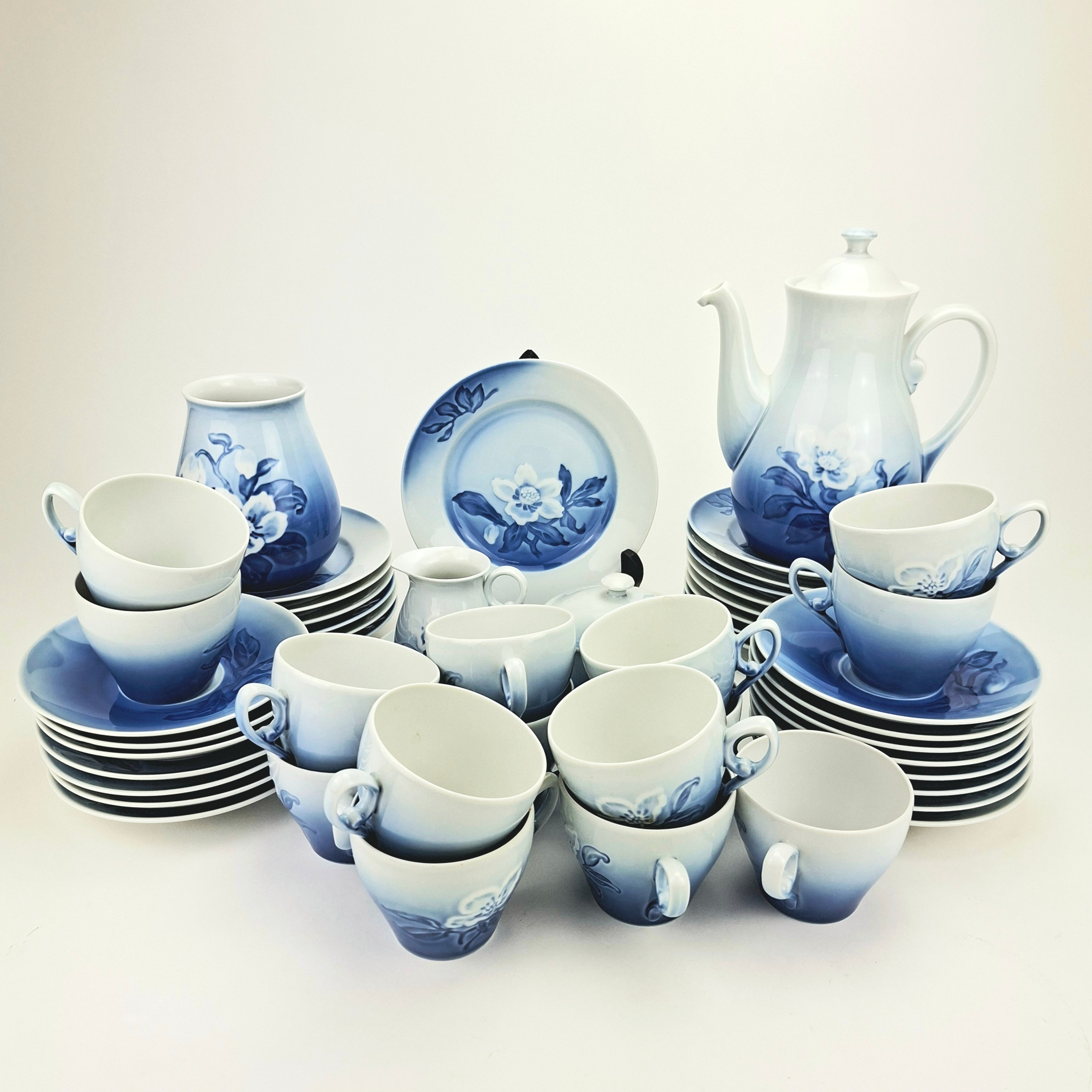 KAFFESERVIS, 35 delar, porslin, "Julrosen", Louise Ceclie Hallin, Bing & Gröndahl, Danmark.