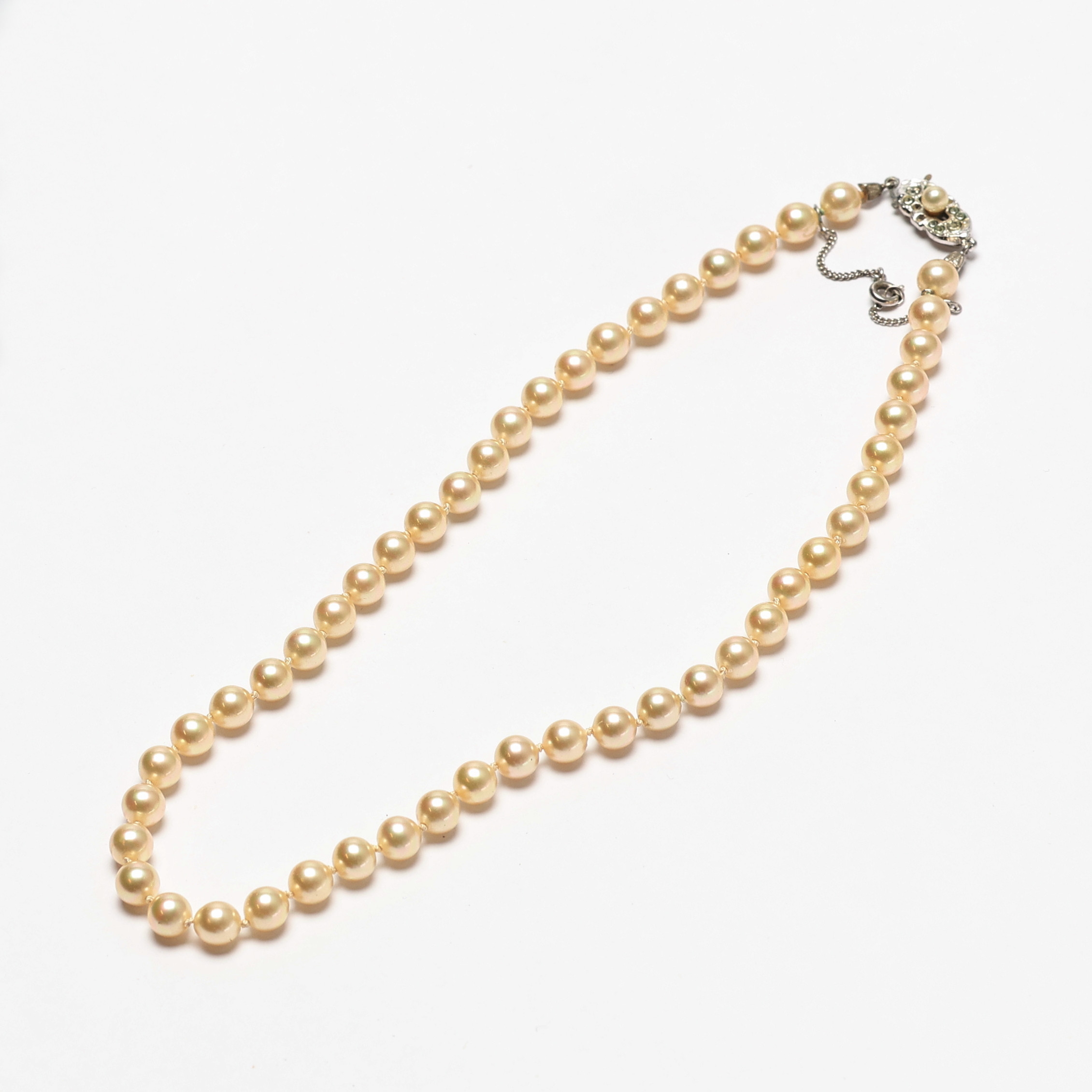 PÄRLHALSBAND MED SILVERLÅS.