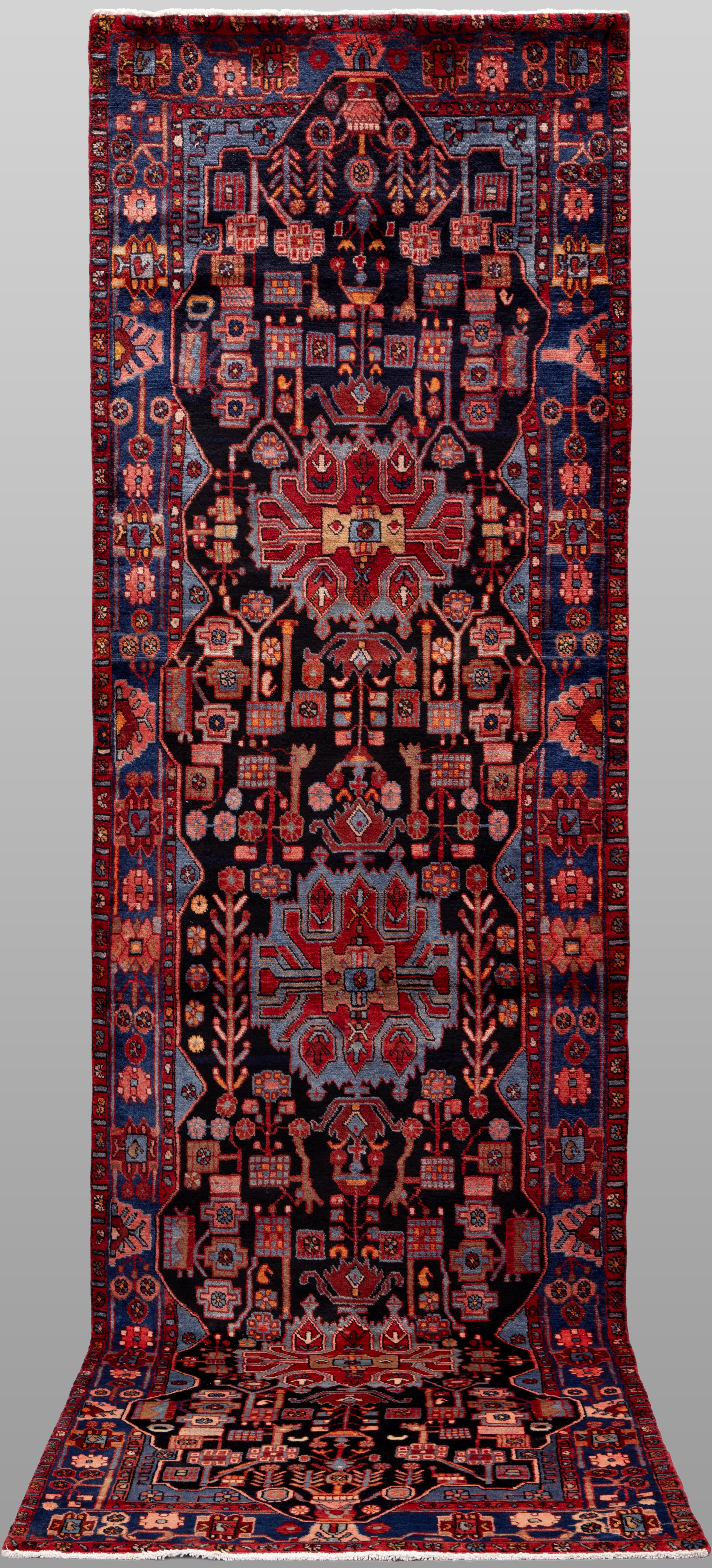 MATTA. Hamadan gallerimodell, 420 x 113 cm.