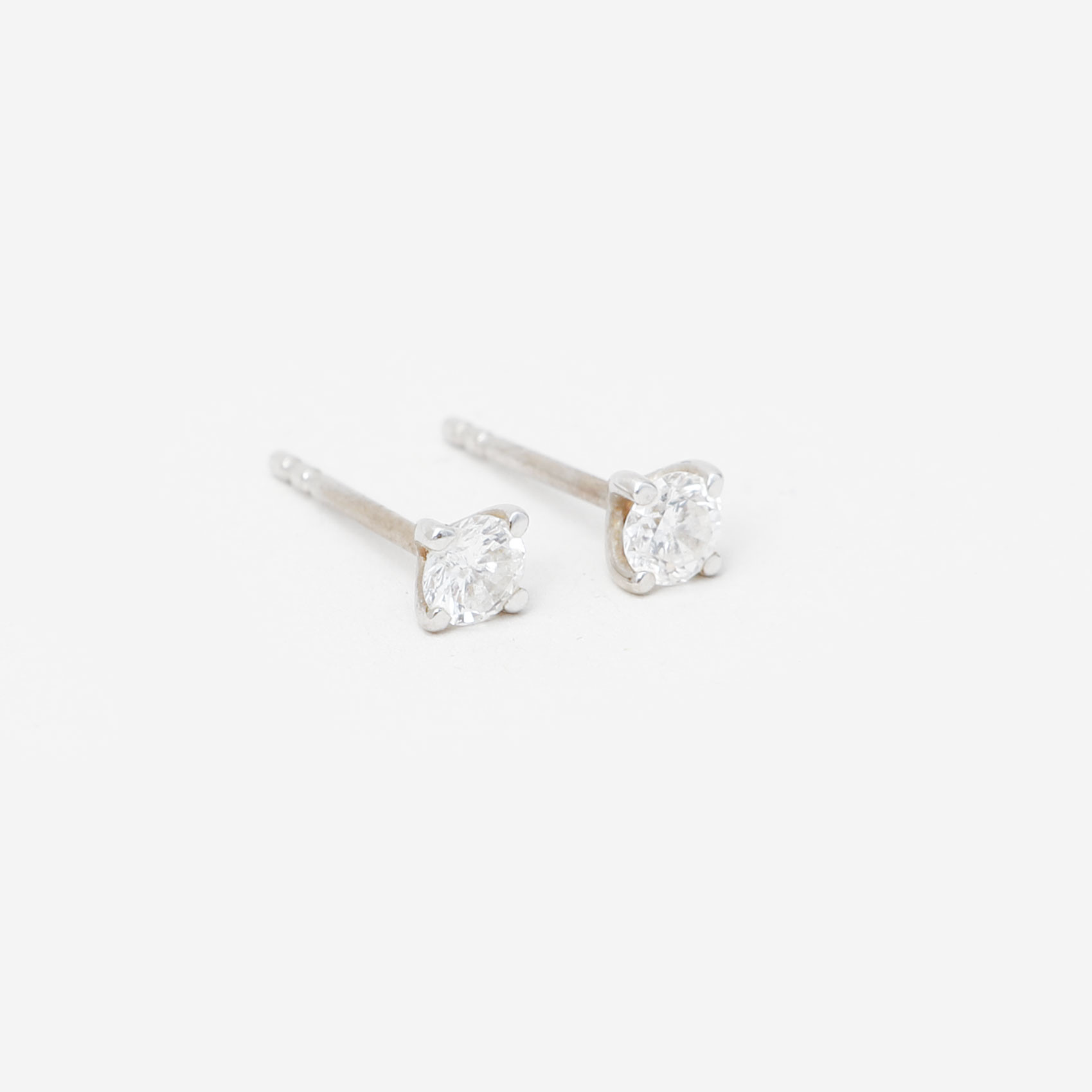 ÖRHÄNGEN, ett par, 18k vitguld, briljantslipade diamanter, ca 0,40ct, vikt ca 0,8 gram.