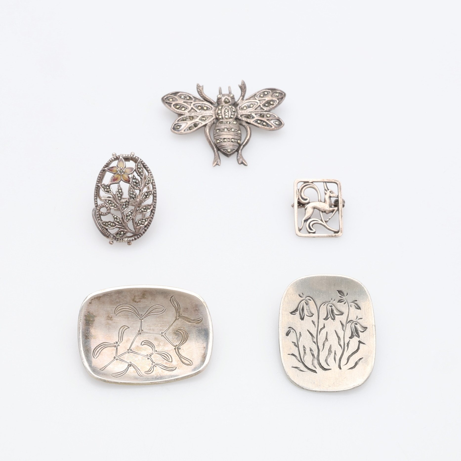 BROSCHER, FEM STYCKEN, SILVER, TOTAL VIKT CA 44 GRAM.