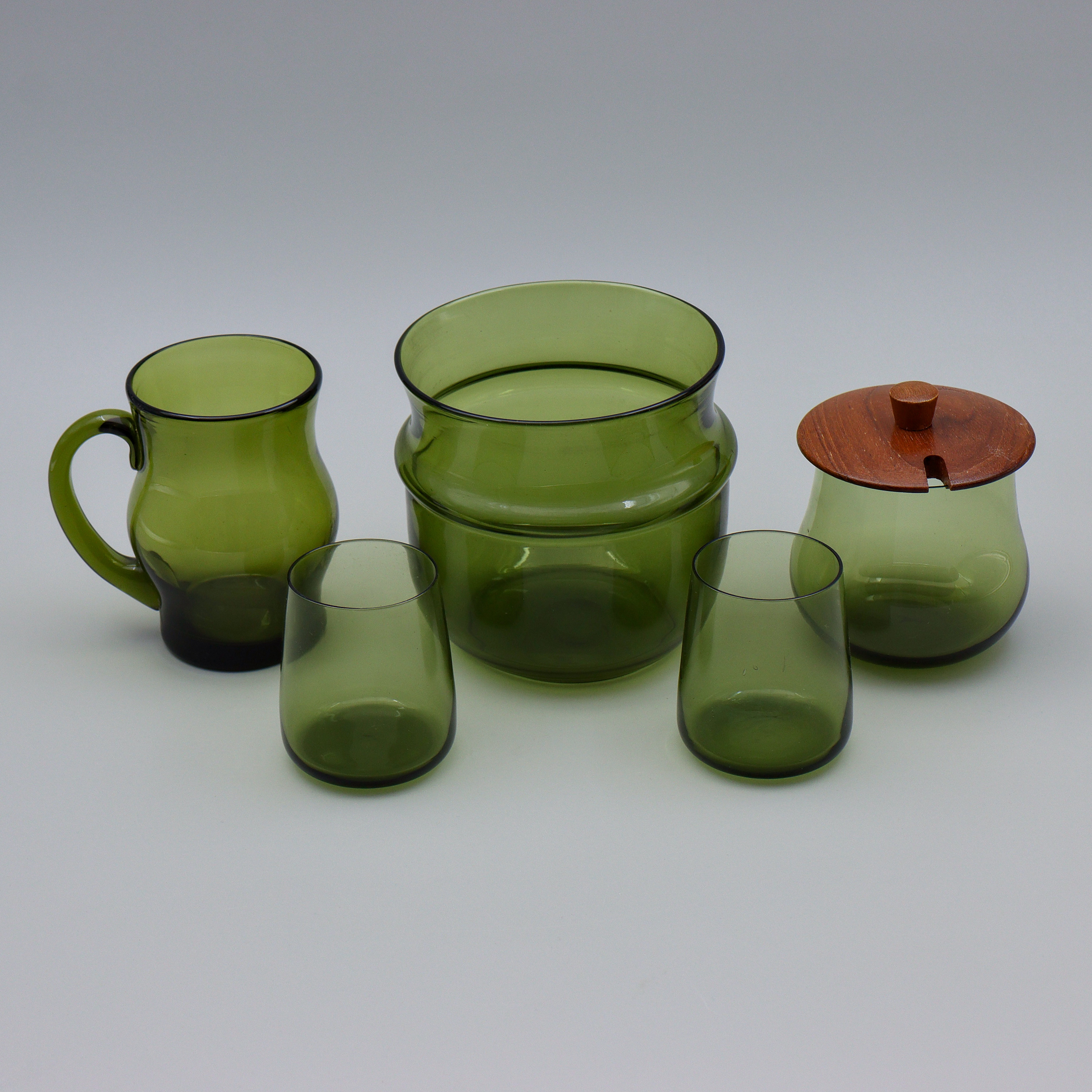 SAMLING GRÖNT GLAS, BL.A PARET GLAS AV KAJ FRANCK "TAVERNA", 5 DELAR, 1960/1970-TAL.