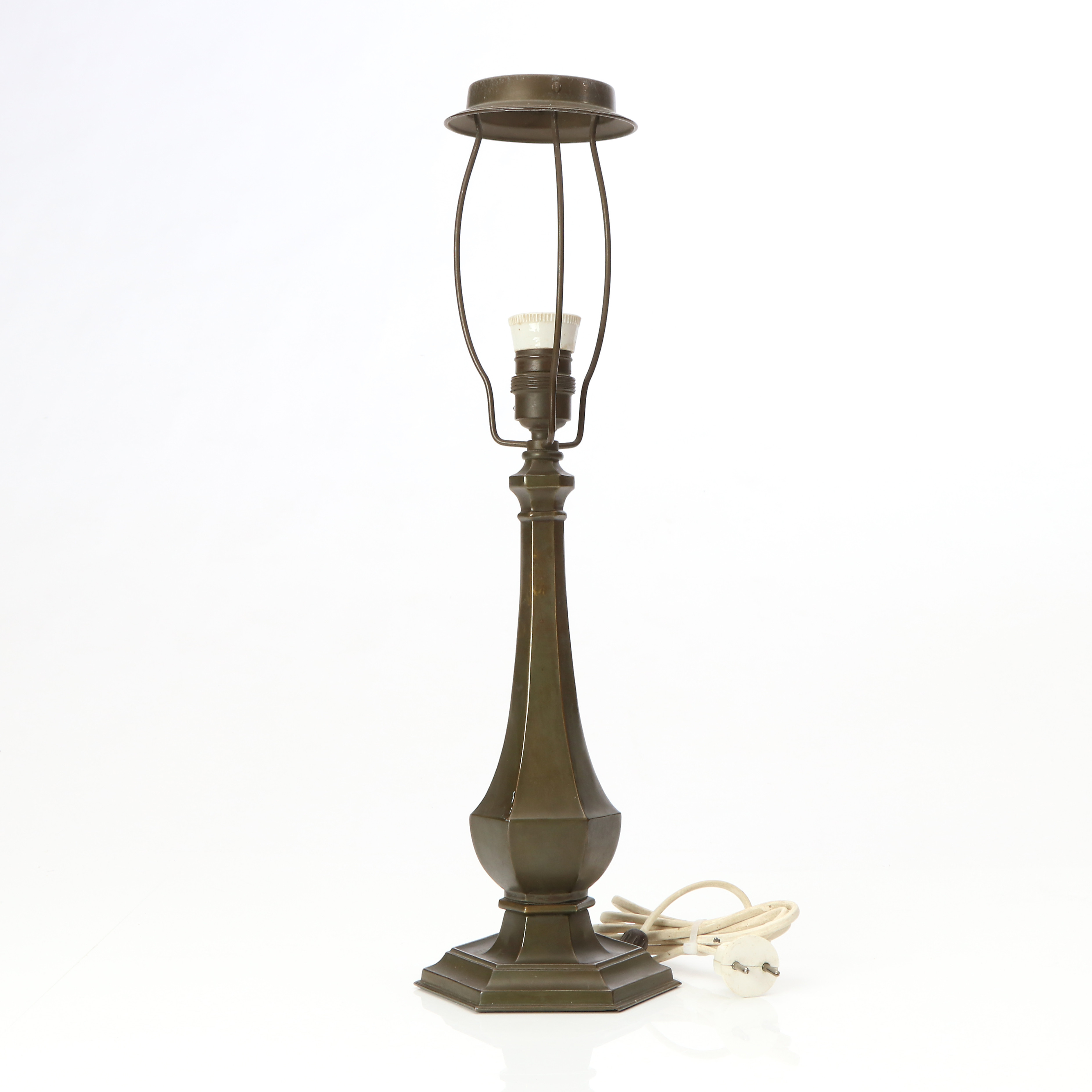 JUST ANDERSEN. BORDSLAMPA. Patinerad mässing. 1920/30-tal. Omärkt.