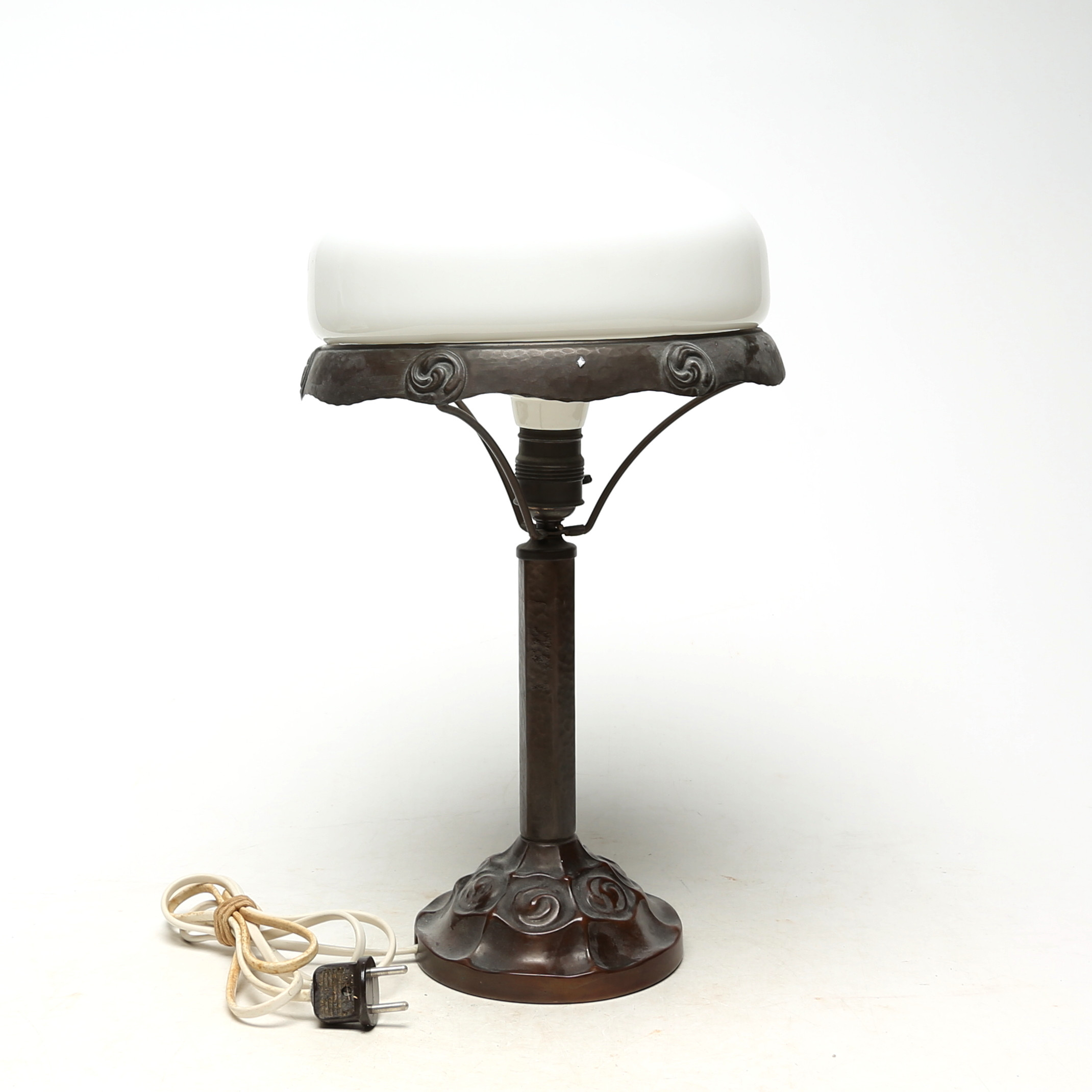 BORDSLAMPA, glas/metall, tidigt 1900-tal.