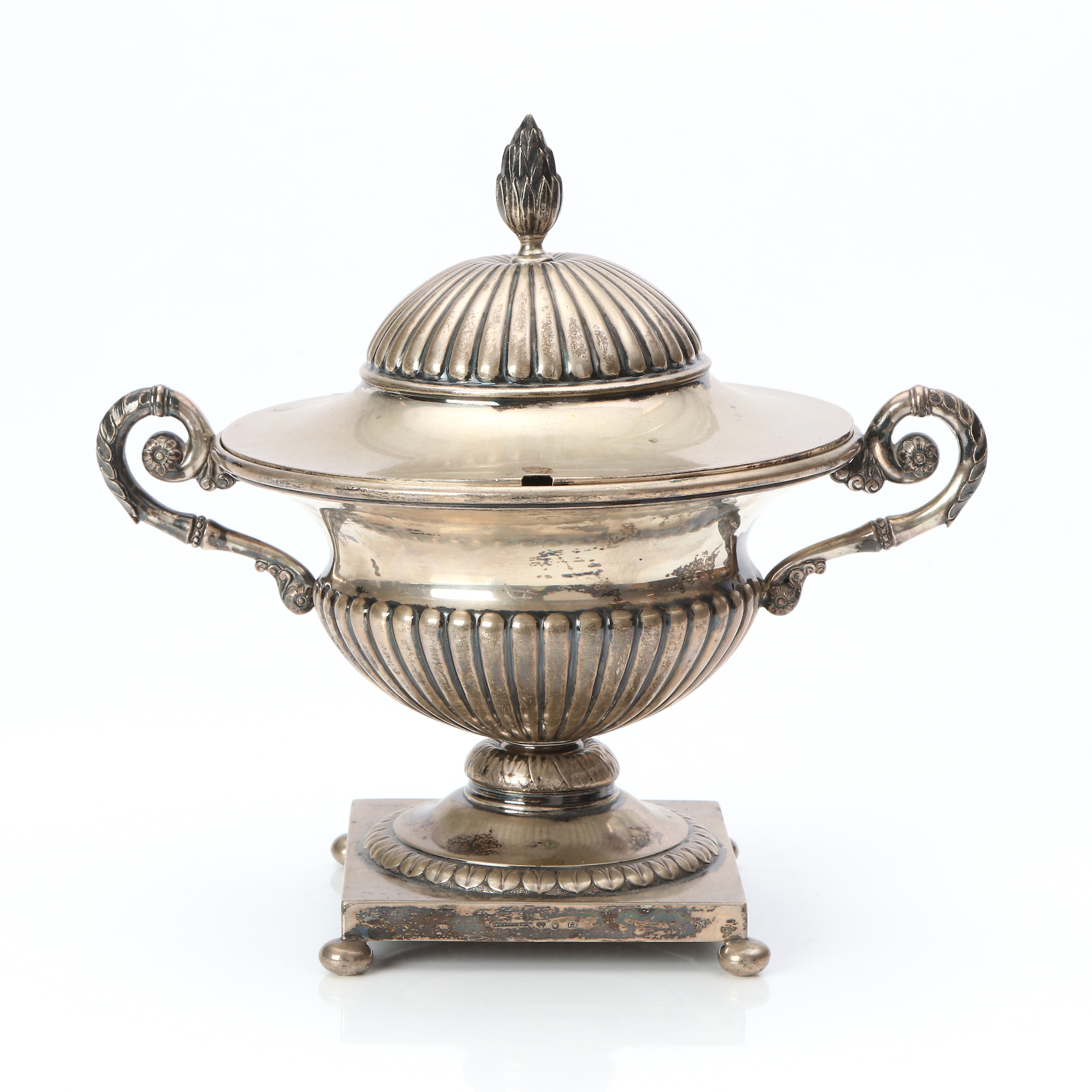 CARL GUSTAF HALLBERG, SOCKERSKÅL MED LOCK. Silver. Empirestil, Stockholm, 1900. Vikt ca 560 gram.