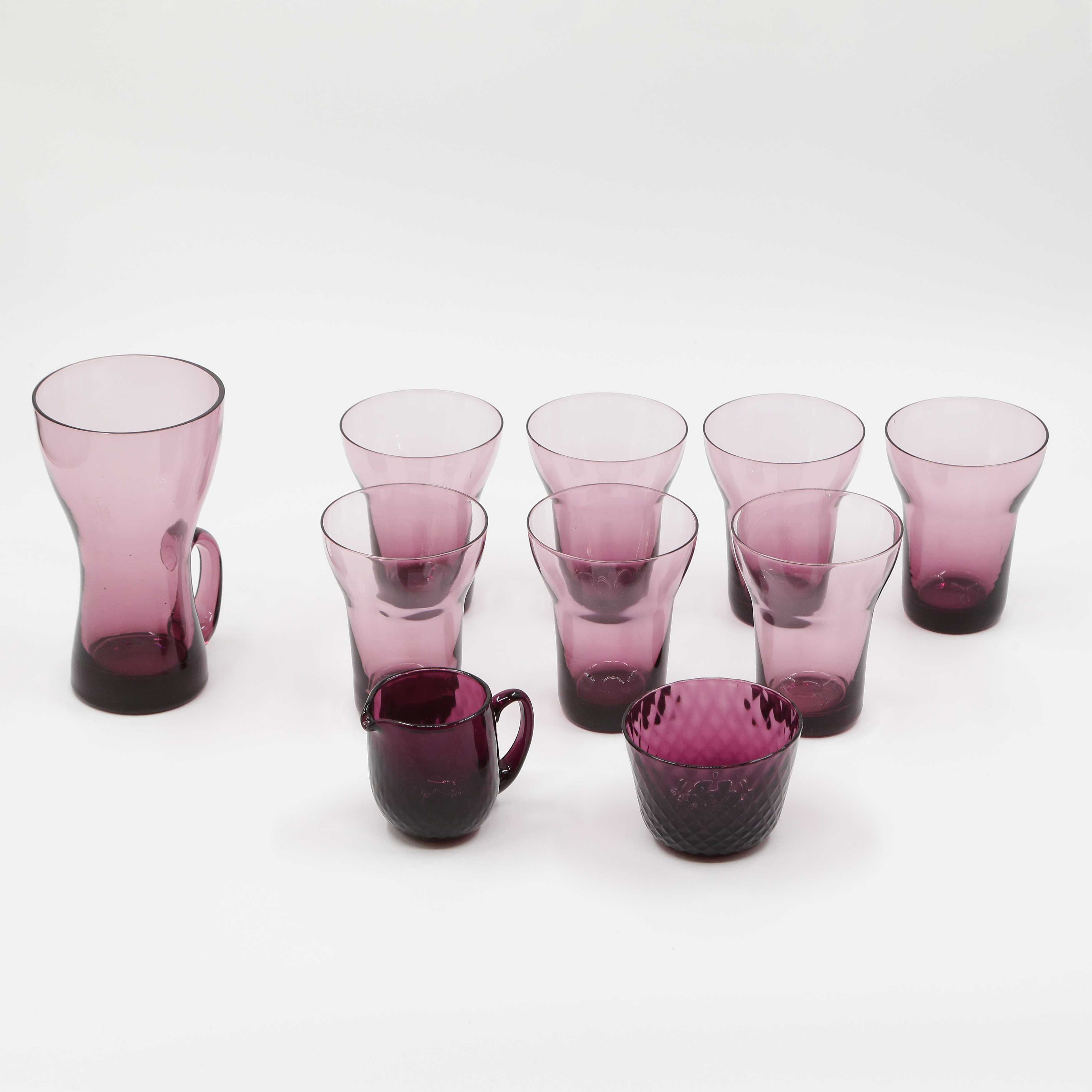 GUNNAR ANDER LINDSHAMMAR OCH MURANO ITALIEN, KANNOR OCH GLAS I LILATONIGT GLAS, 10 DELAR, 1900-TAL.