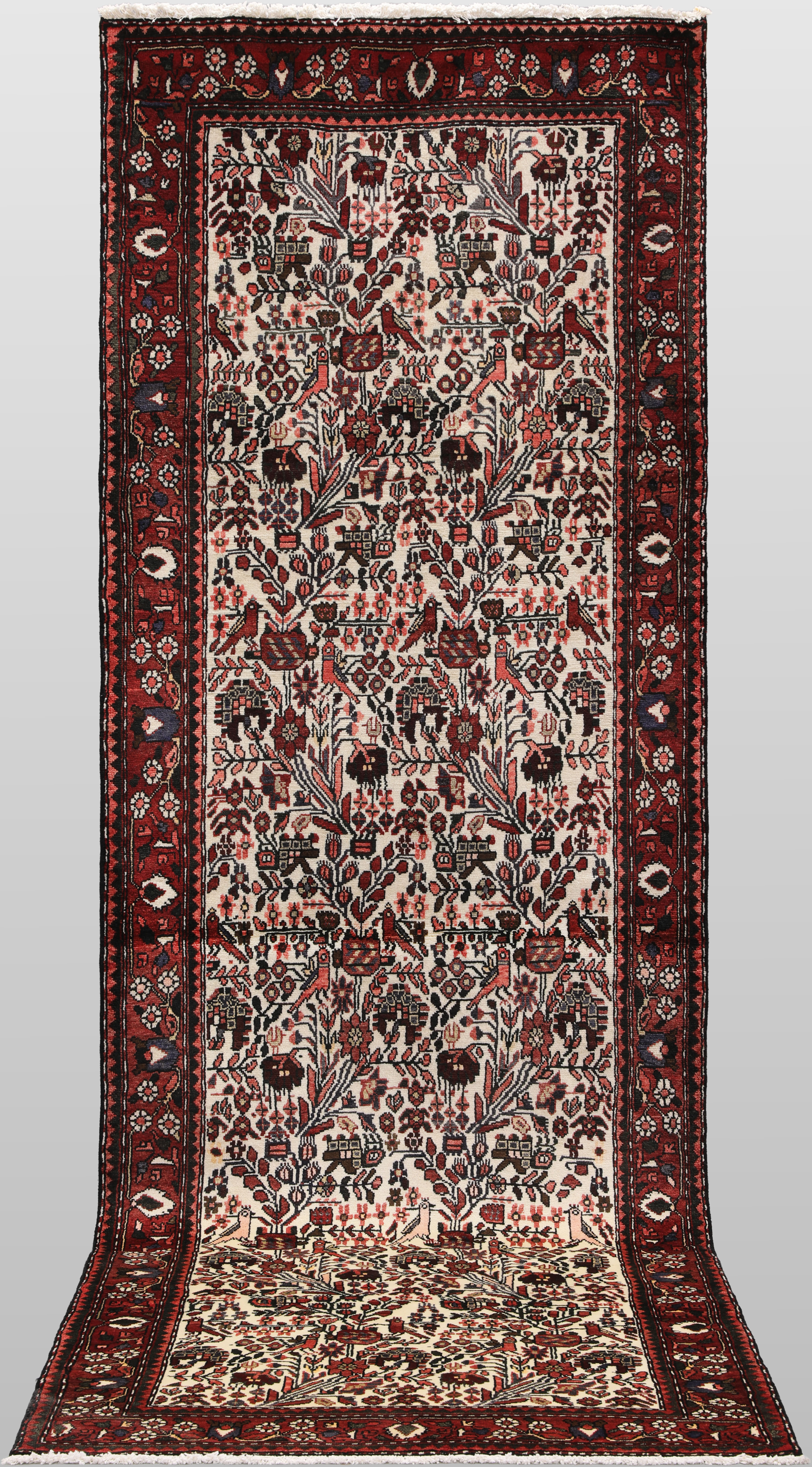 MATTA. Figural Hamadan gallerimodell, 343 x 115 cm.