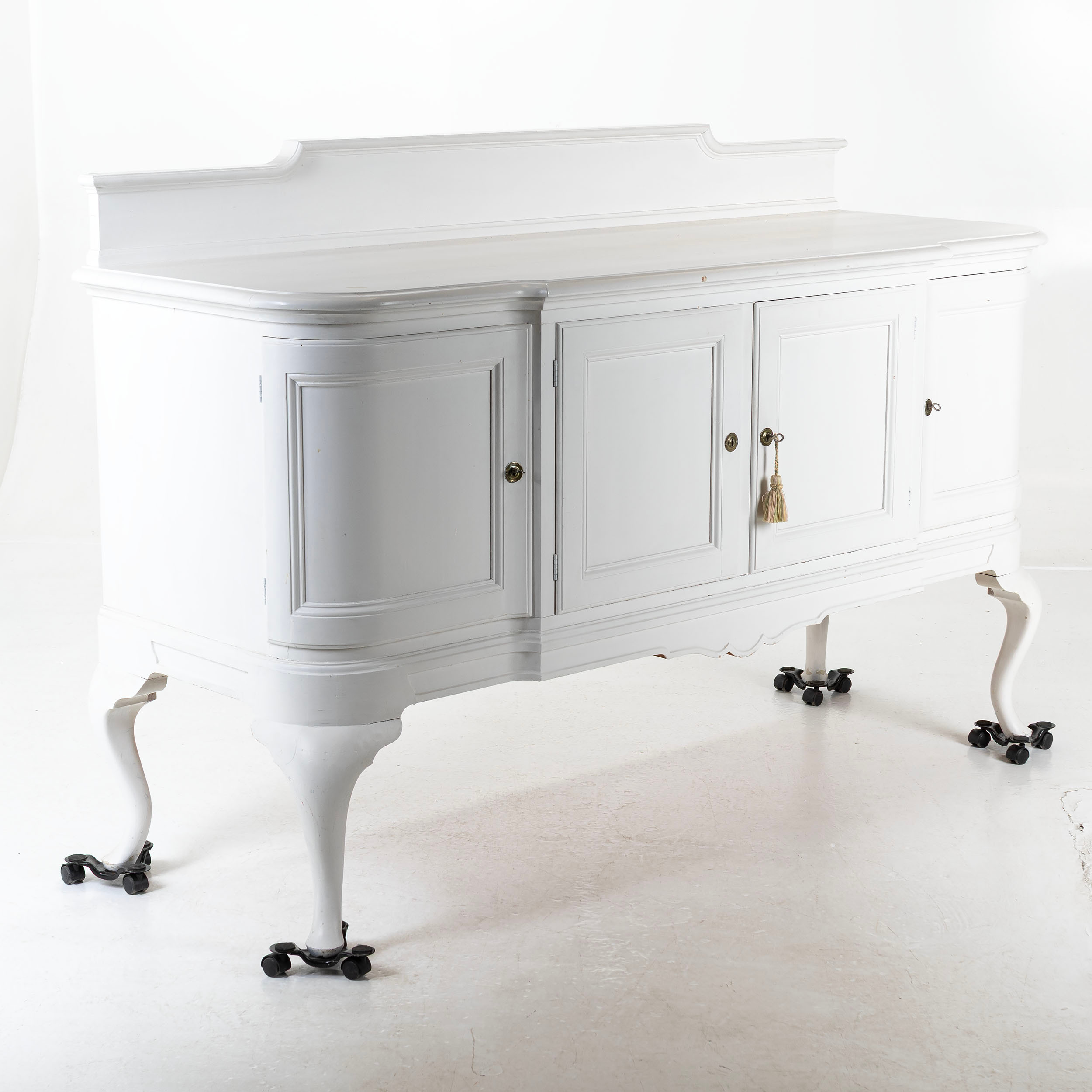 SIDEBOARD, vitmålat, C.E Jonsson Möbelfabrik, Stockholm, 1900-talets början.