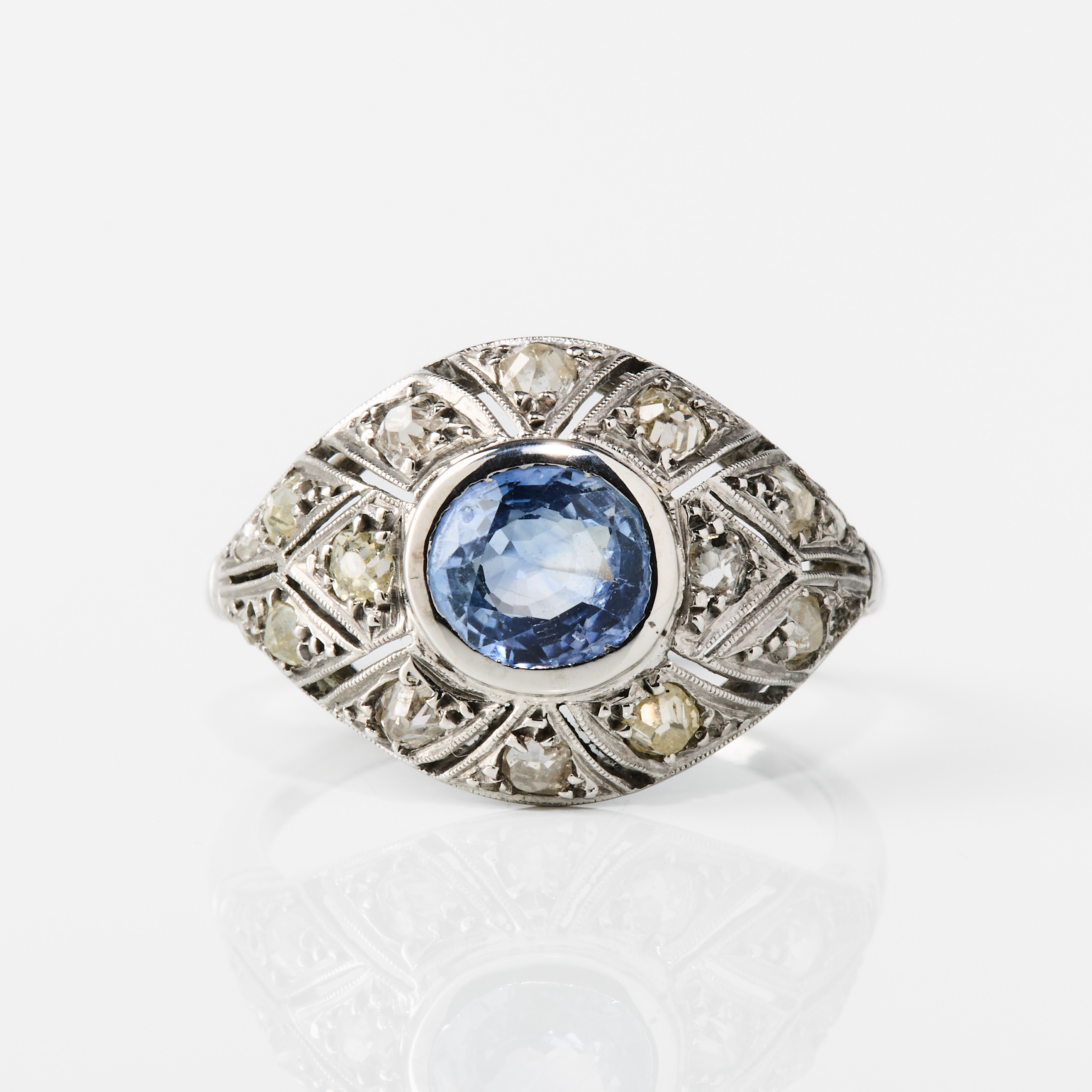 RING, 18K vitguld med en safir och diamanter, 1940-tal.