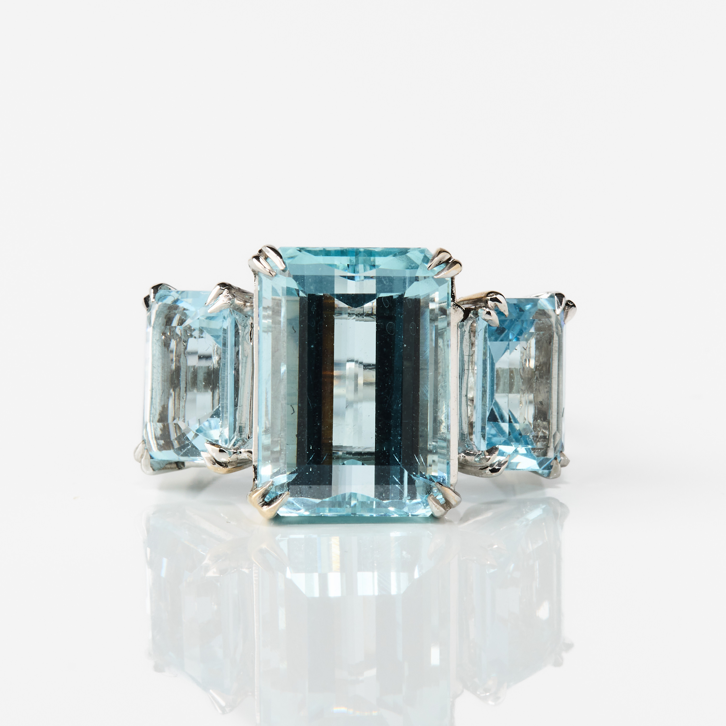 RING, 18K vitguld med akvamariner.