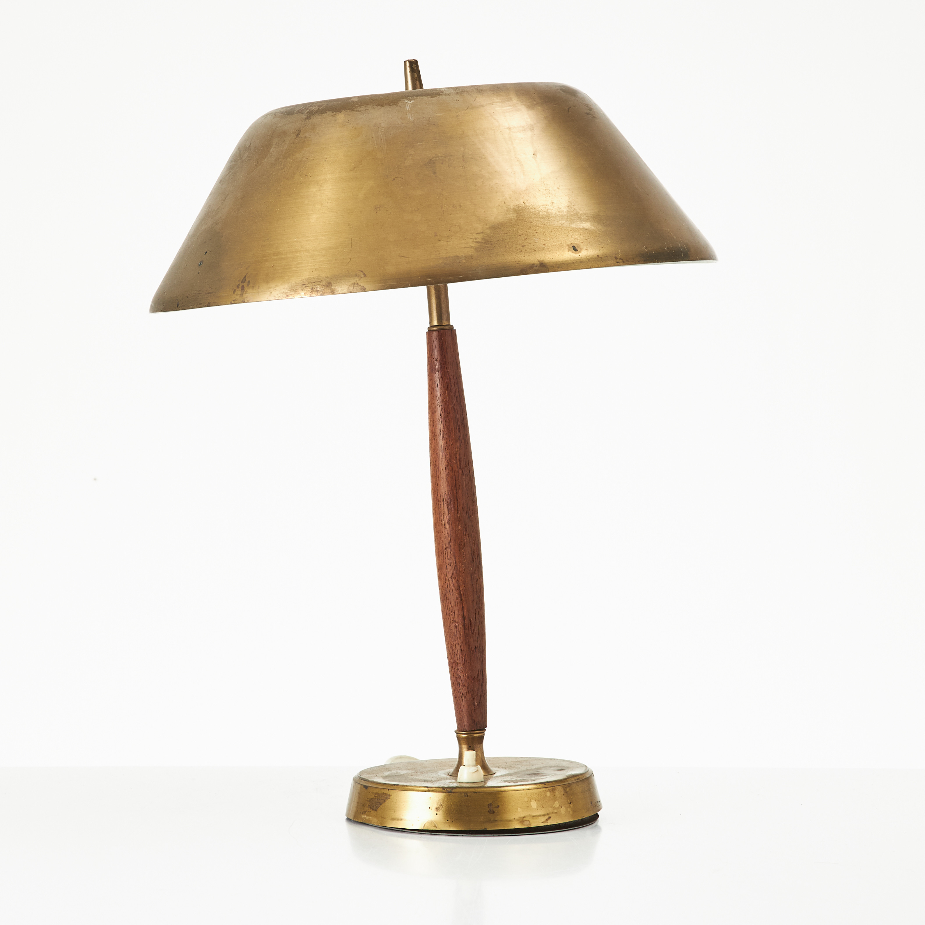 FALKENBERGS BELYSNING, bordslampa, 1900-talets mitt, mässing och teak.