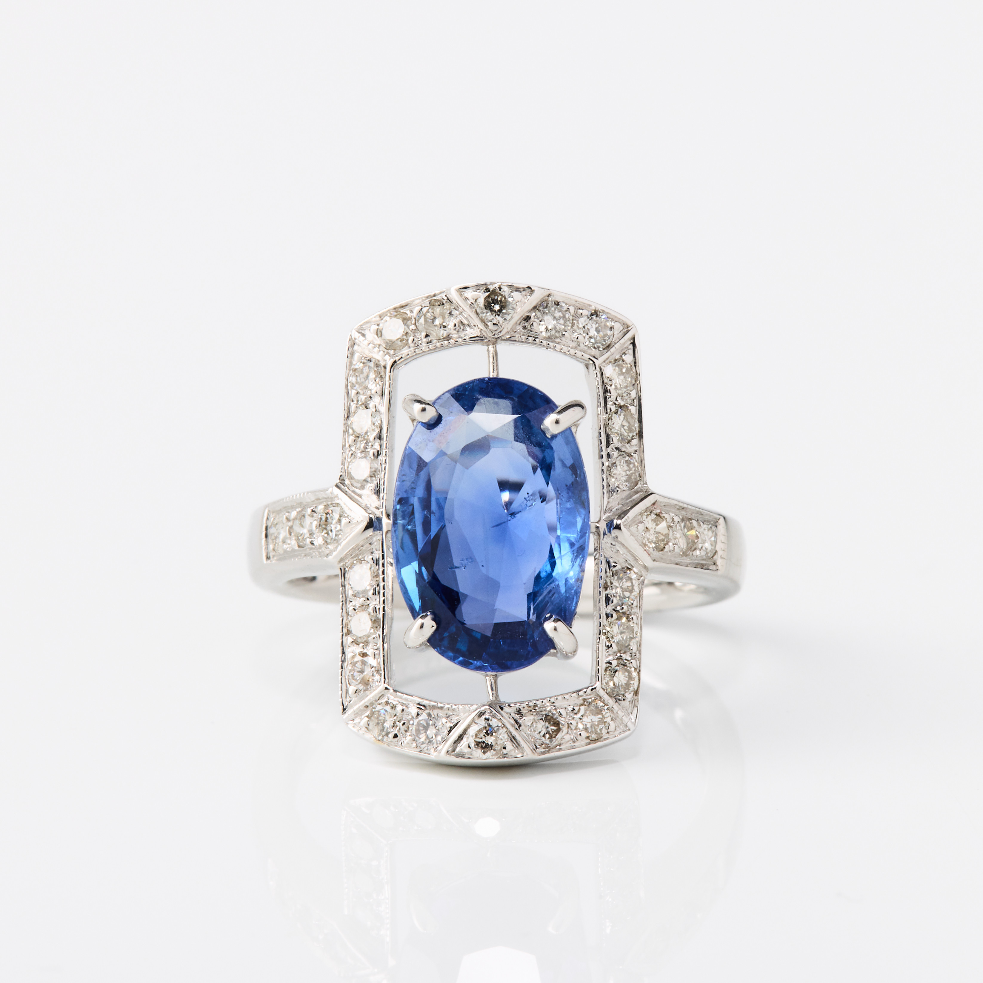 RING, platina med en safir och diamanter.