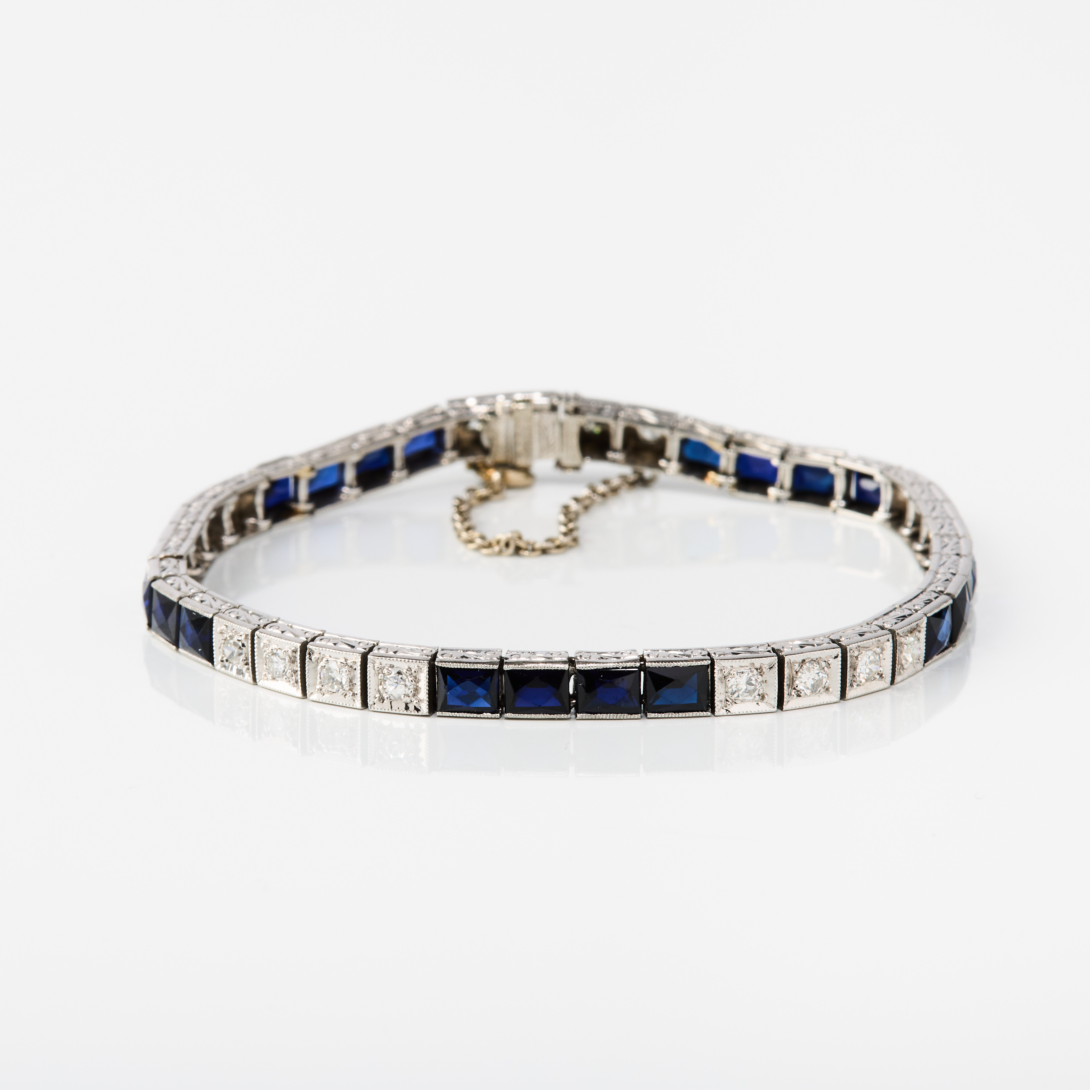 ARMBAND, platina, safirer , syntetiska safirer och diamanter, Art Déco, 1920-tal.