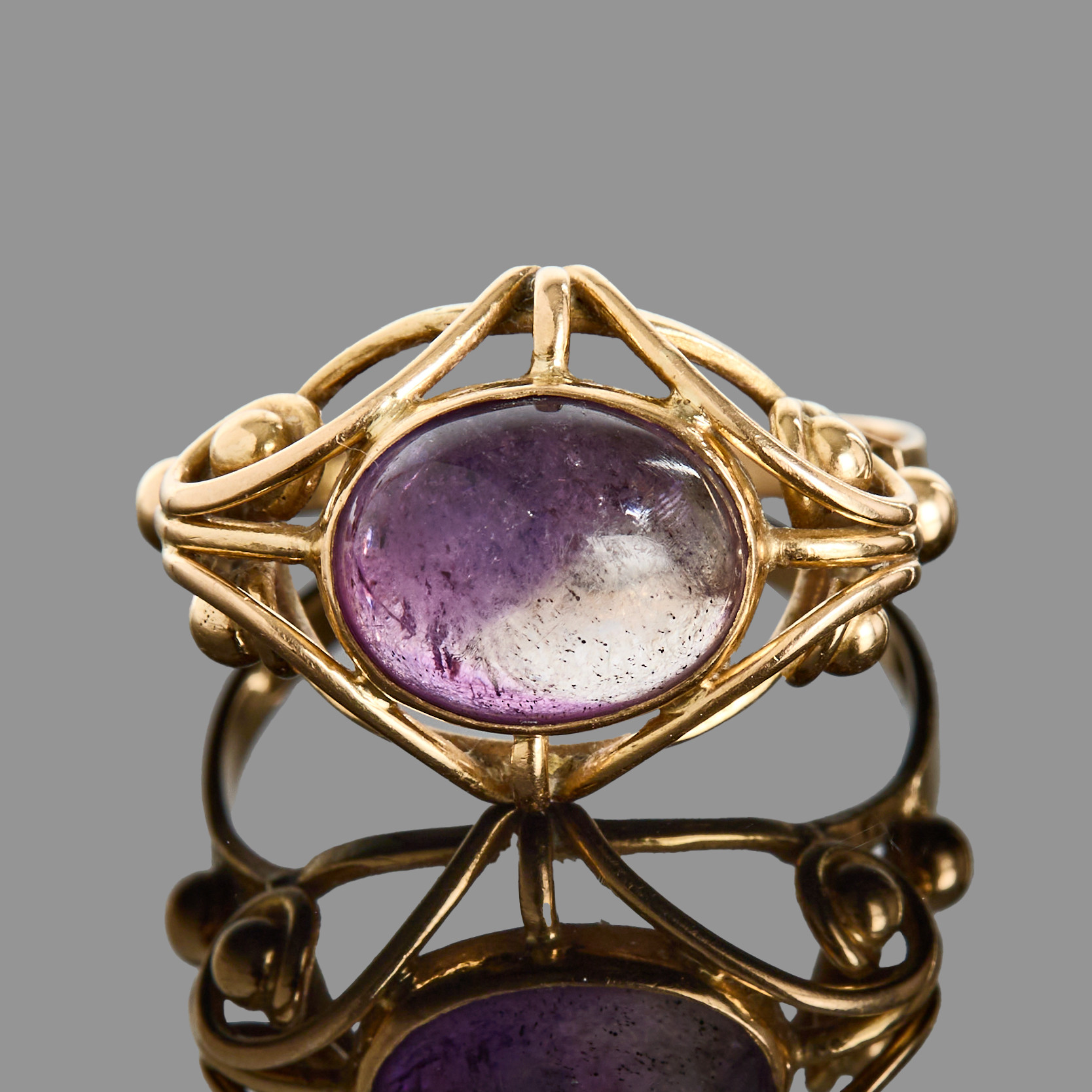 RING, 18k guld, genombruten dekor med en cabochonslipad ametrin, Nordiska Juvelaktiebolaget, 1953, Stockholm.