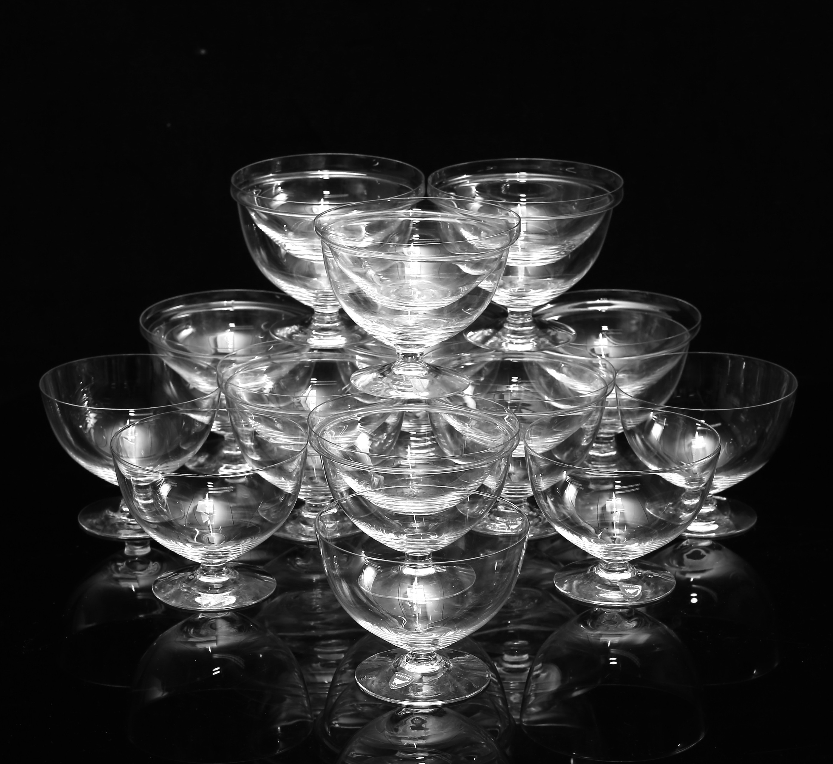 NILS LANDBERG. Räkskålar på fot med insats, 23 delar, glas, Orrefors, 1900-tal.