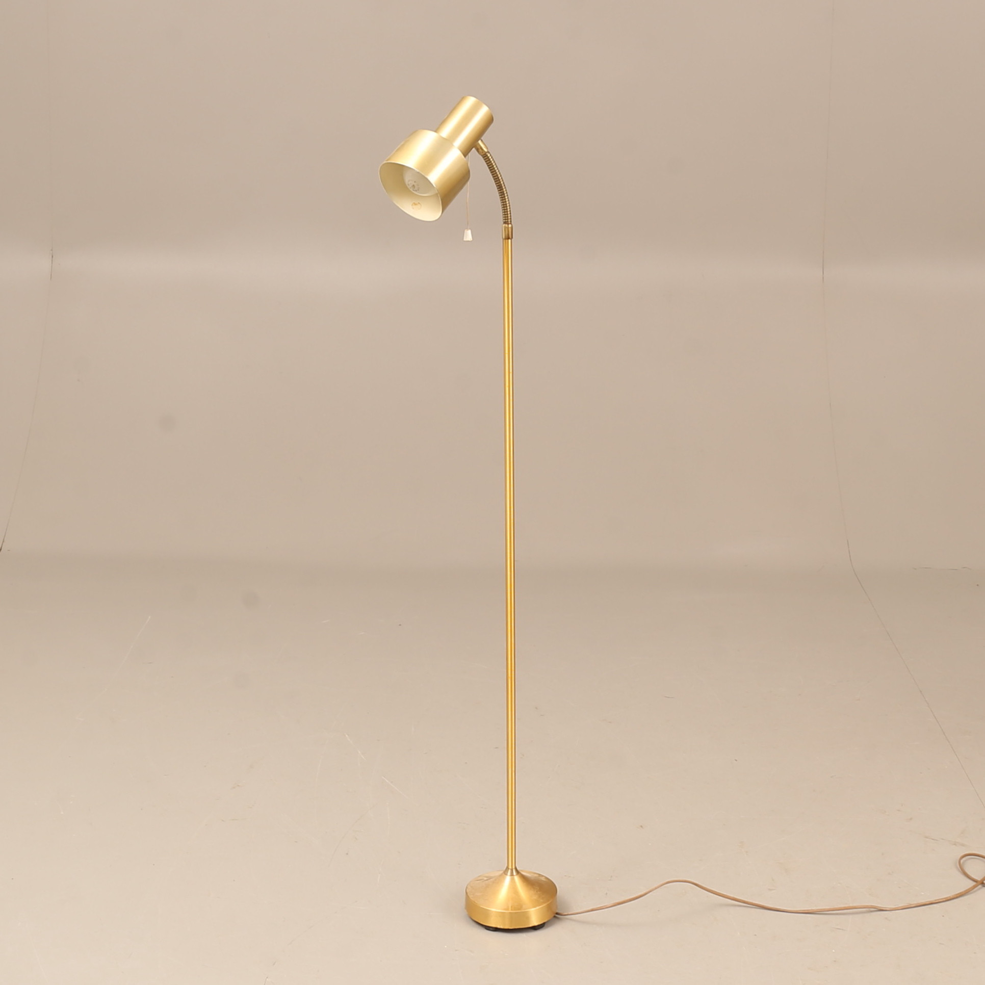GOLVLAMPA, mässing, 1900-talets andra hälft.
