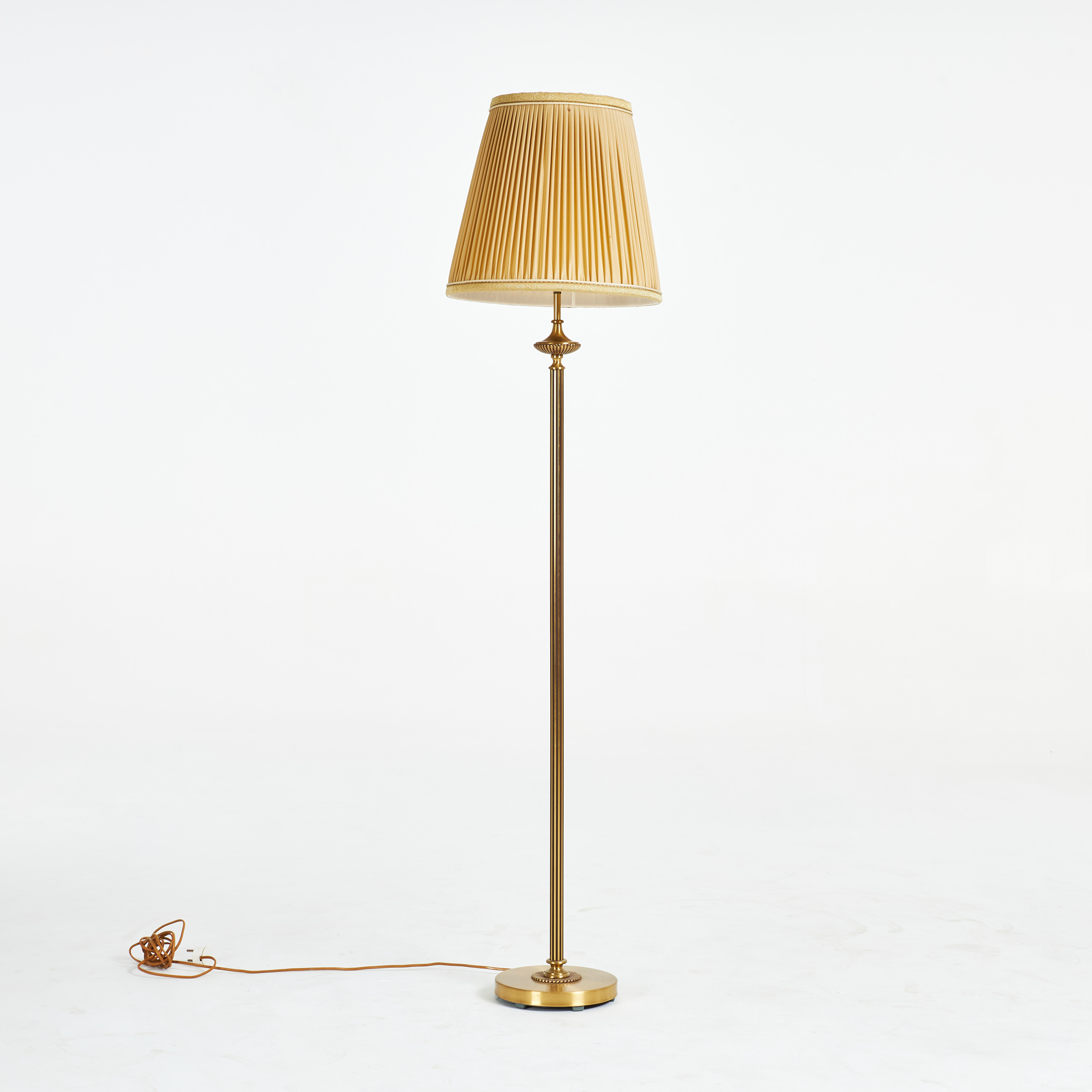 GOLVLAMPA. mässing, 1900-talets andra hälft.