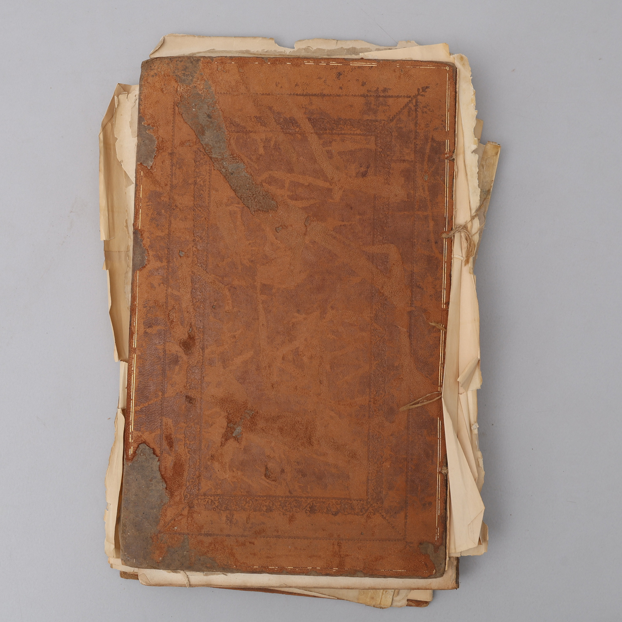 KINA. ETT VRAK AV EN MYCKET SÄLLSYNT BOK OM KINA - JOHN OGILBY, AN EMBASSY FROM THE EAST-INDIA COMPANY OF THE UNITED PROVINCES MED SANNOLIKHT 1673 MED ATHANUS KIRHCER'S A DESCRIPTION OF THE EMPIRE OF CHINA I SENARE DELEN. MED ÖVER 100 KOPPARSTICK.