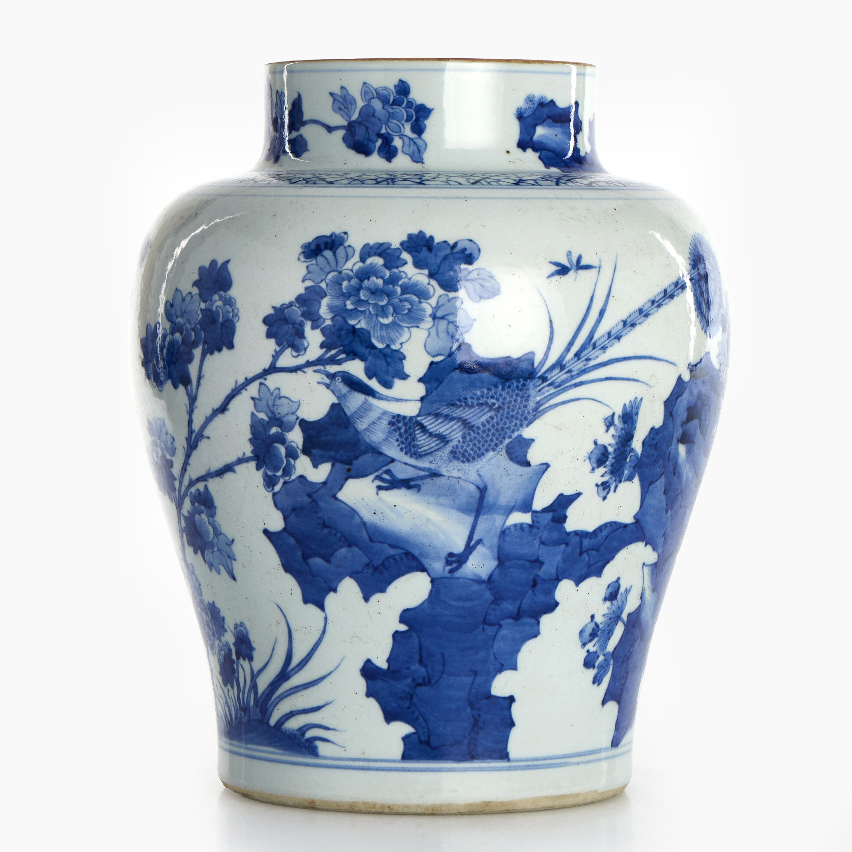 URNA, porslin, Kina, dekor i underglasyrblått av trädgårdsklippa med guldfasan, chrysantemum och pioner, "transition-stil", 1900-tal.