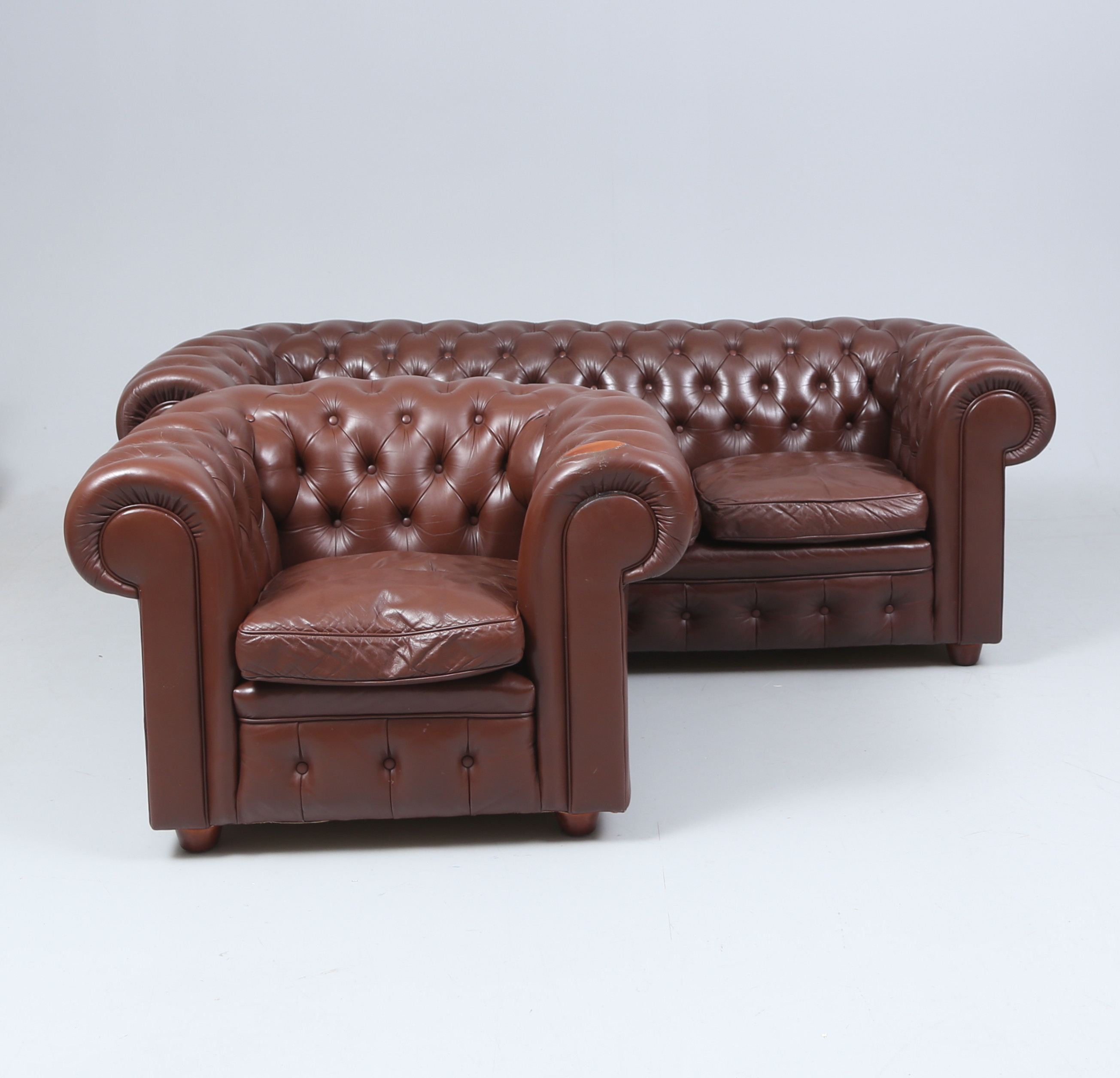 SOFFA och FÅTÖLJ, "Chesterfieldmodell", modell "Oxford", skinn, Svenssons i Lammhult.