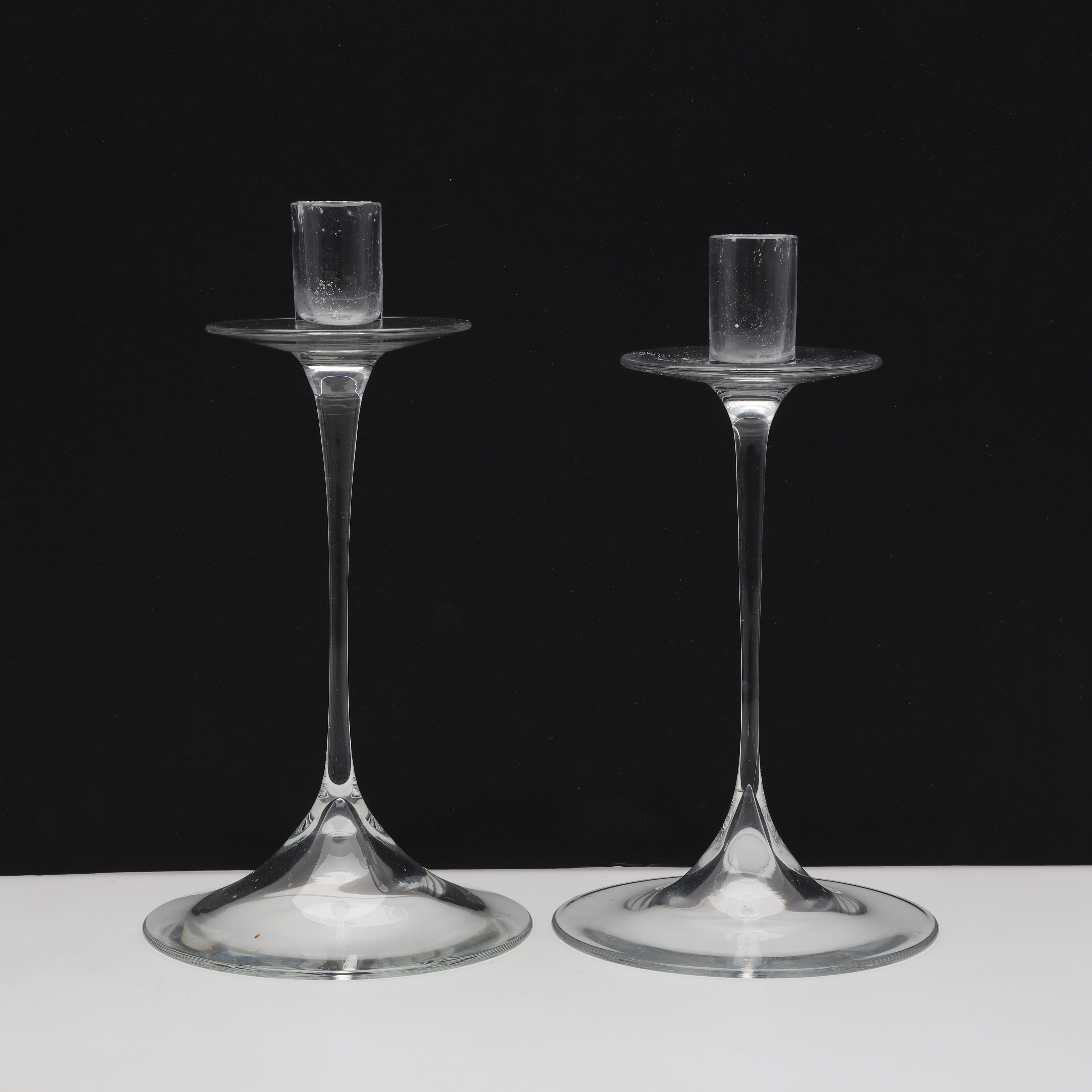 NILS LANDBERG. LJUSSTAKAR glas 2 st " Gabriel" Orrefors.