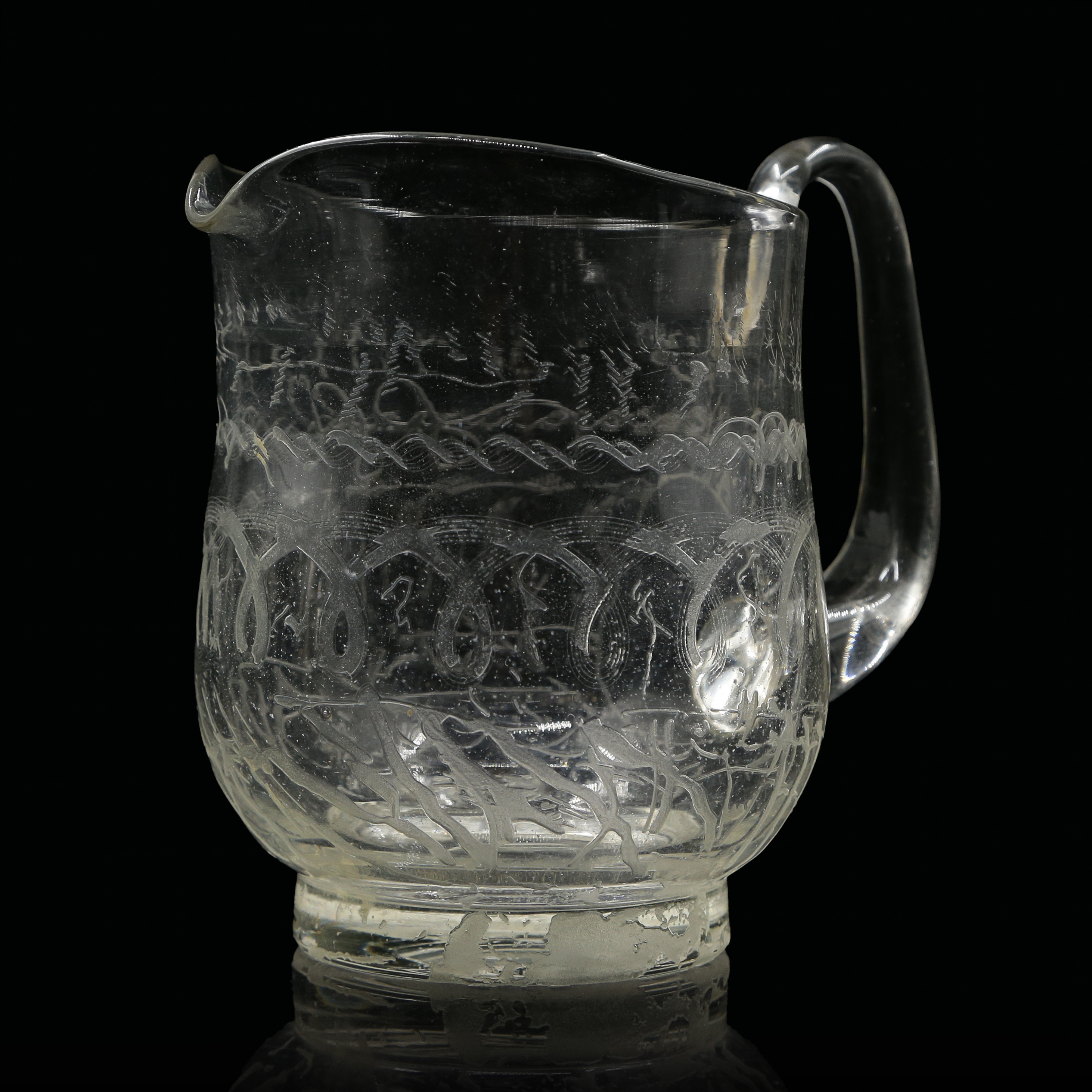 ÄLDRE KANNA I GLAS, ETSAD DEKOR, PUNTELMÄRKT, 1900-TALETS FÖRSTA HÄLFT.
