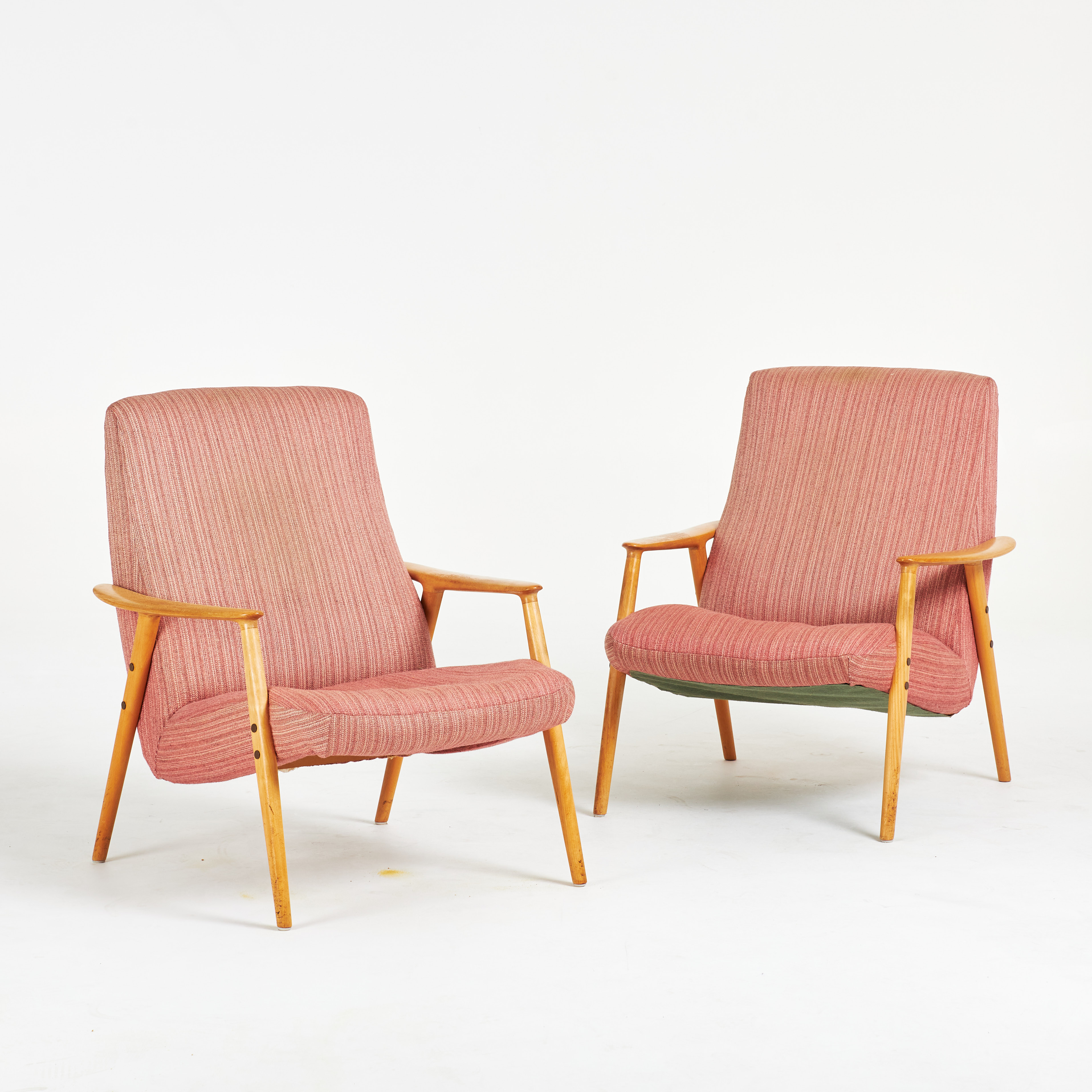 KARMSTOLAR. 1 par, för DUX, ca 1950-tal, stomme i bok, märkt undertill.
