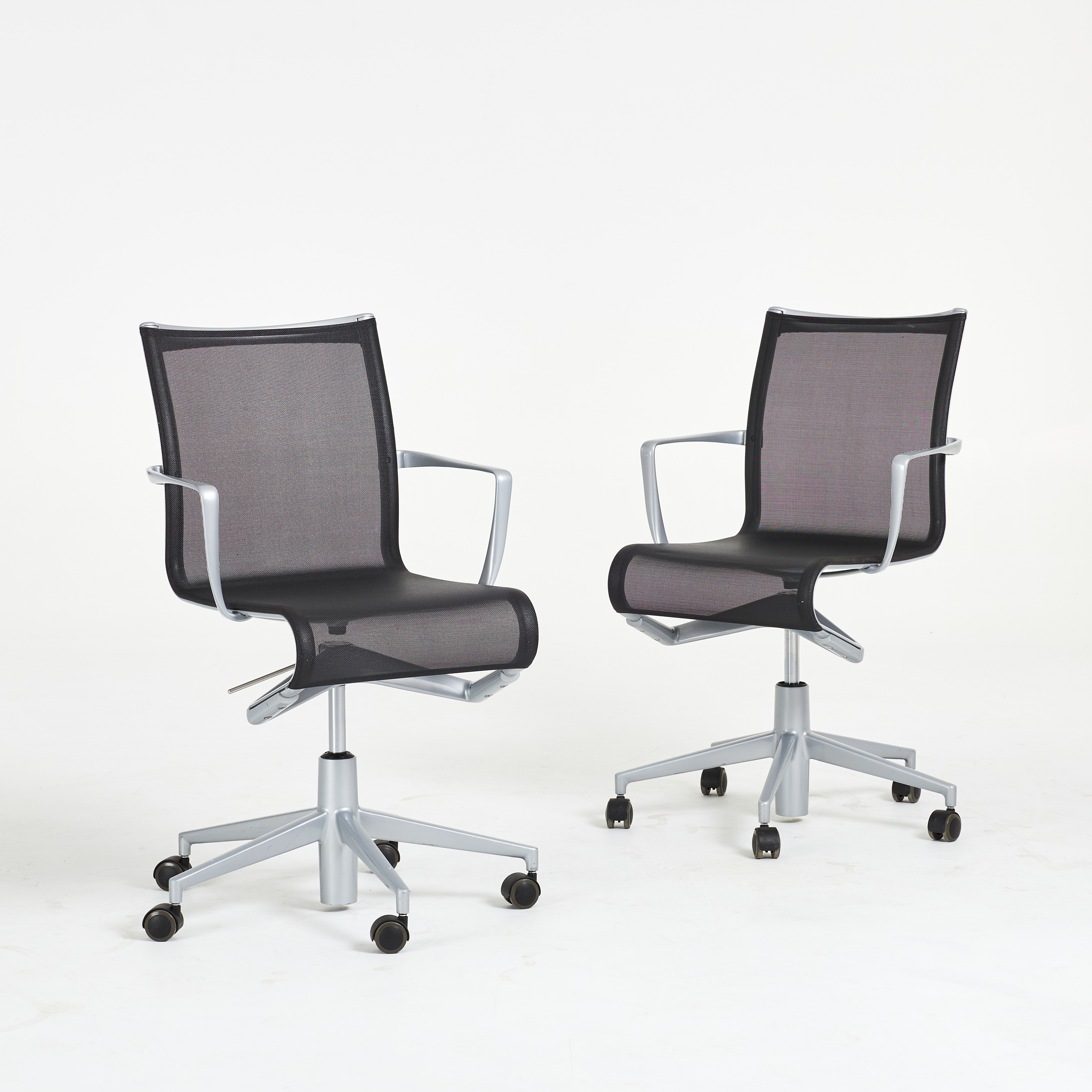 ALBERTO MEDA. Skrivbordsstolar, ett par, "Rollingframe", för Alias, Italien, samtida, metallstommar, sits och rygg i svart väv, 5-delad centralfot på hjul, etikettmärkta.