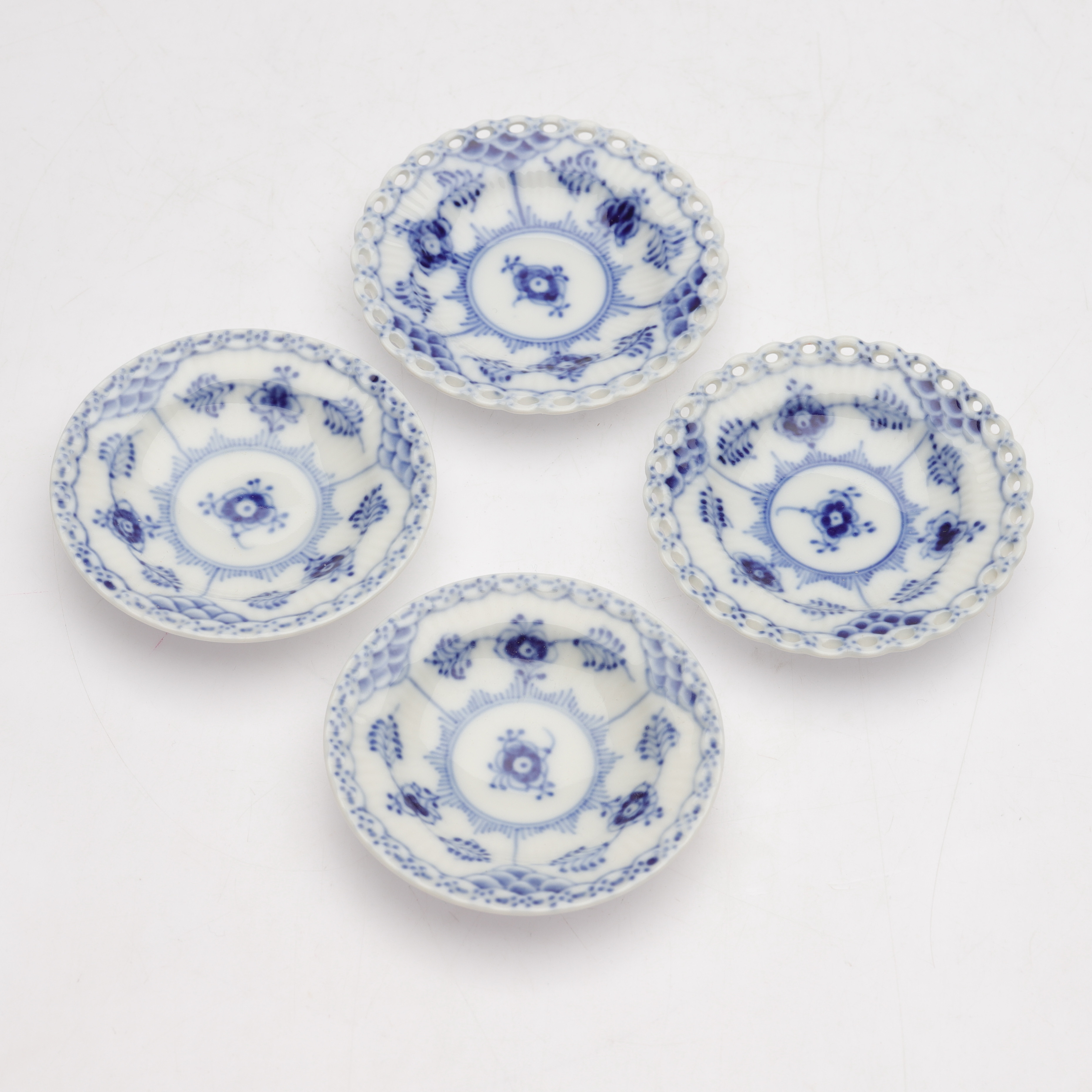 ASKFAT, 4 st (2x2), porslin, "Musselmalet", Royal Copenhagen, Danmark.