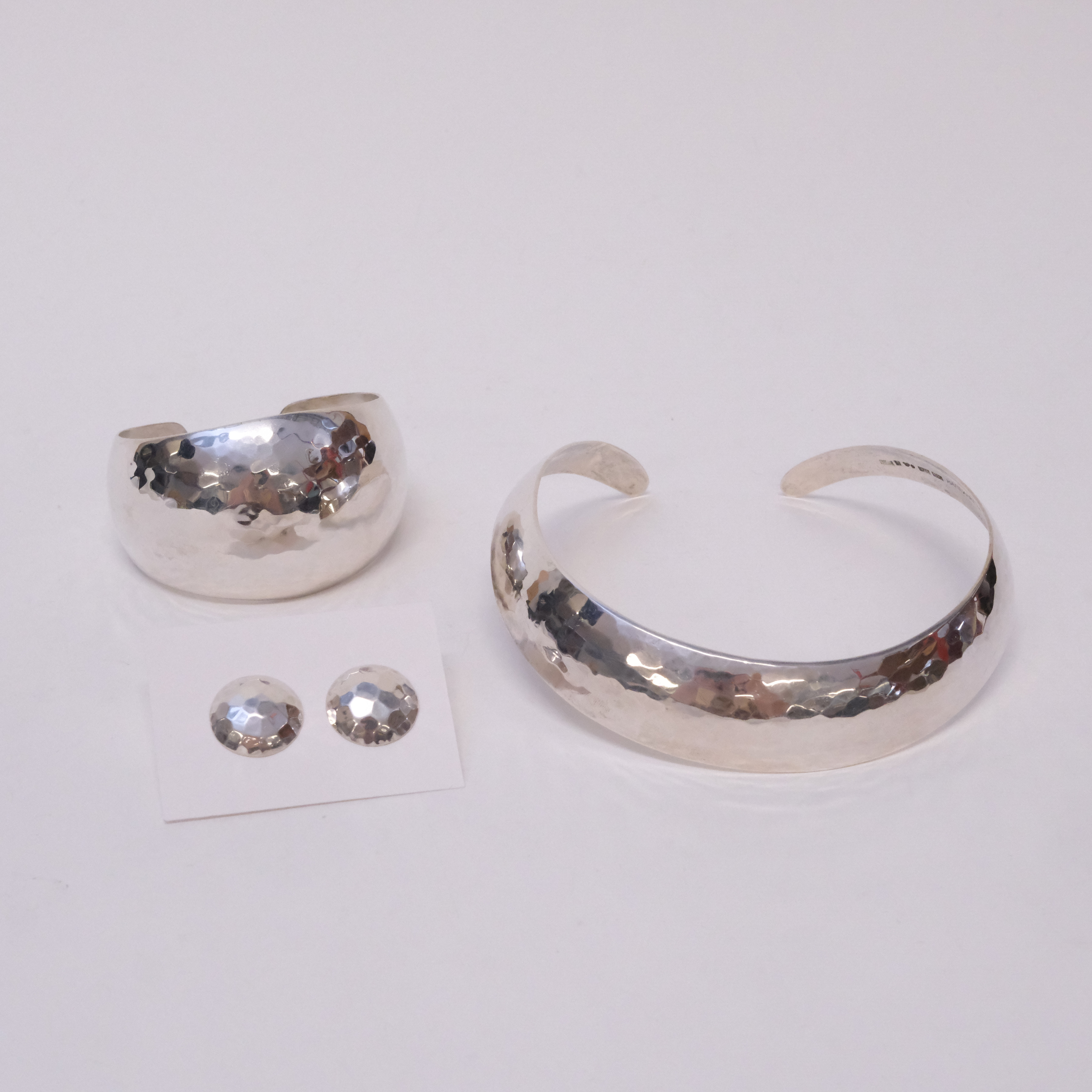 HALSRING, STIGBERT SAMT ARMRING OCH ETT PAR ÖRHÄNGEN, SILVER.