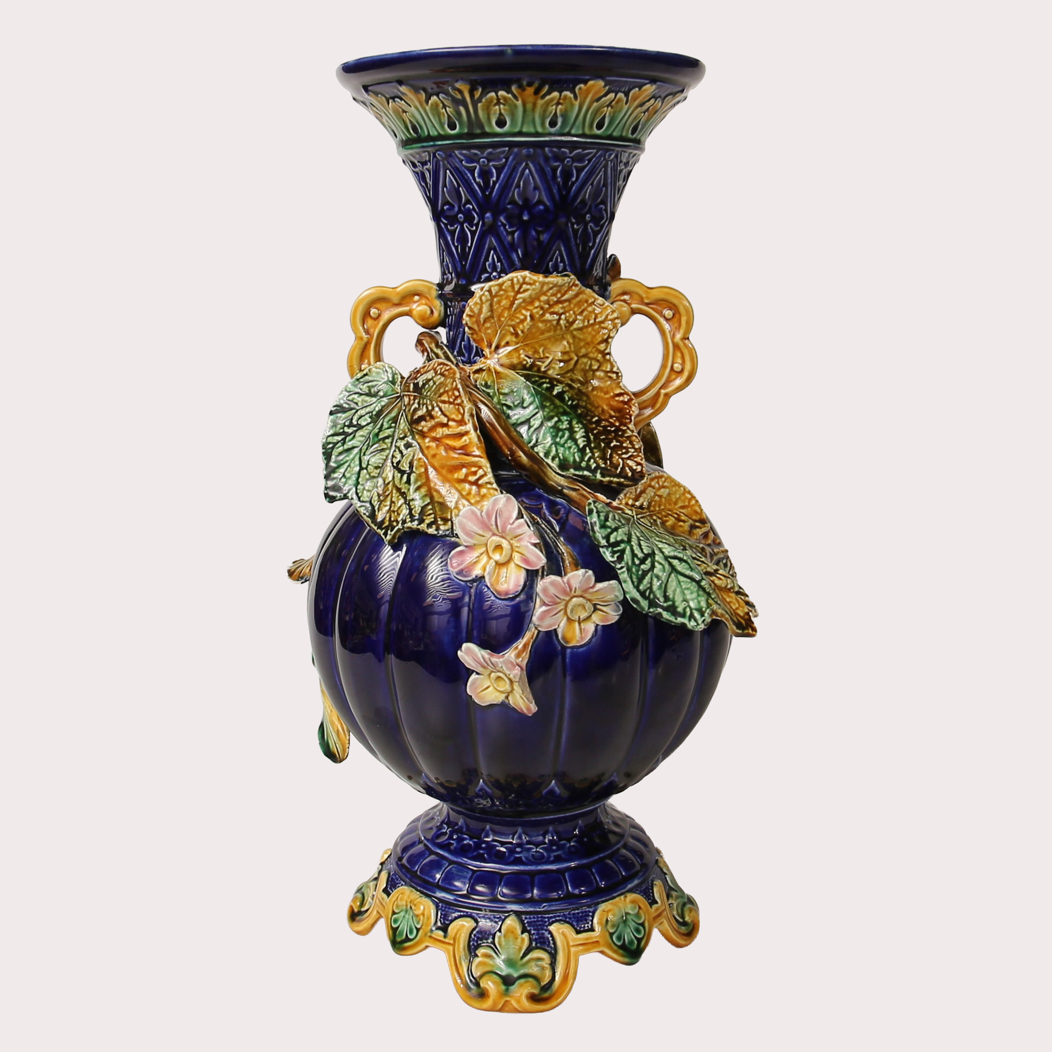 HÄNKELURNA, Majolika med dekor av blommor och blad, signerad GP/LB, rakstämplad Rörstrand, 1800-1884.