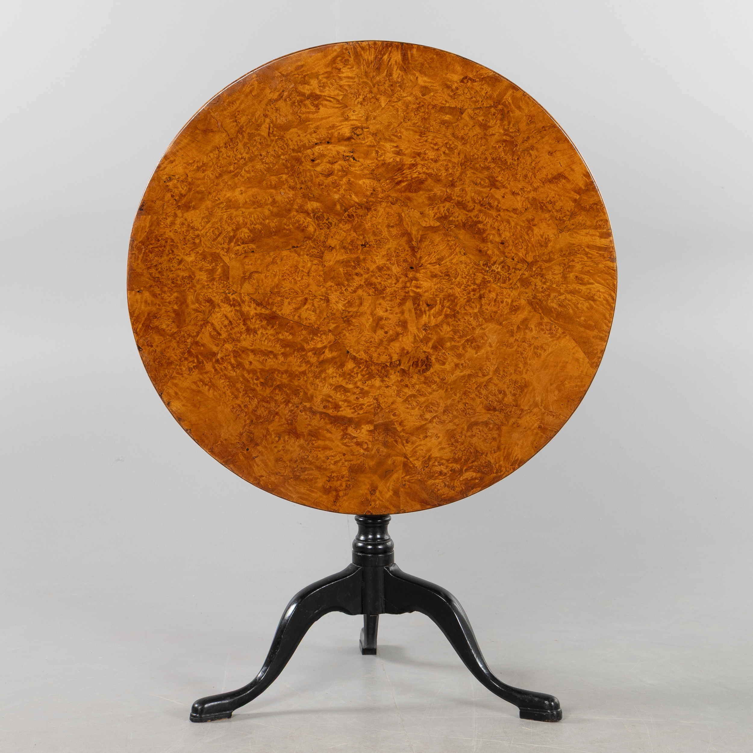FÄLLBORD, rund skiva fanerad med alrot, 1800-tal, Mälardalen.
