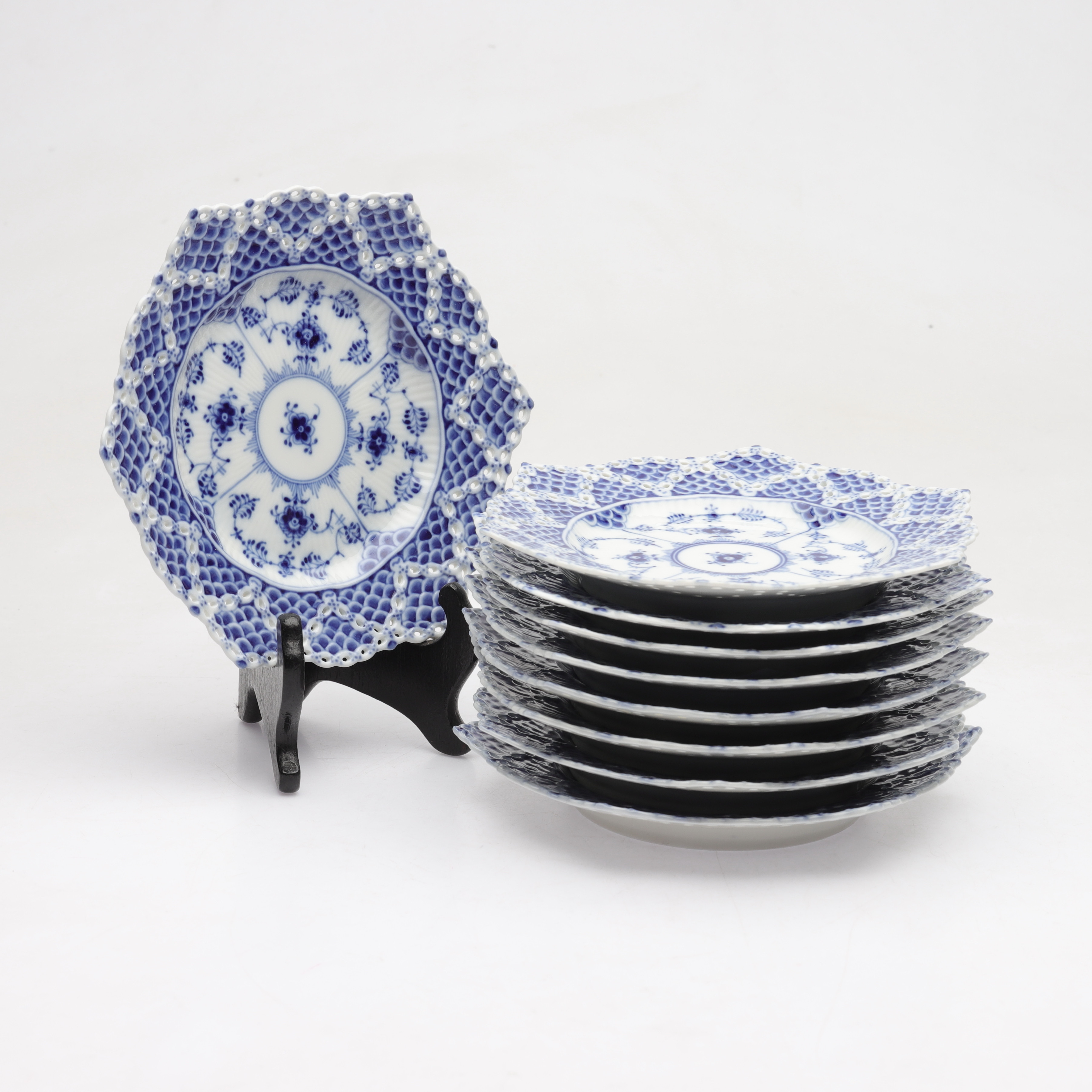 ASSIETTER, 9 st, porslin, "Musselmalet/Blue Fluted Full Double Lace", helblond, Royal Copenhagen, Danmark.