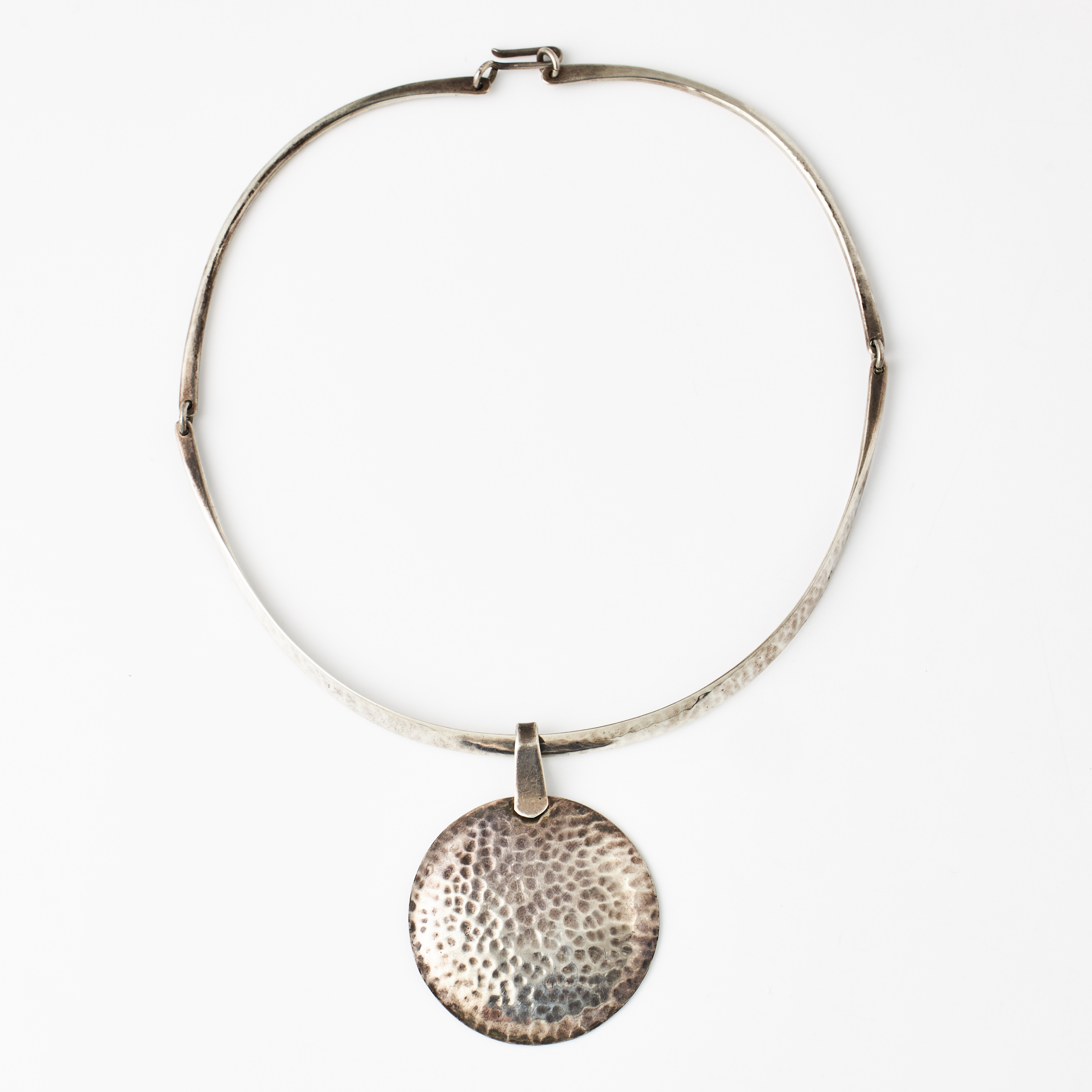 HALSRING, 3-delad, sterlingsilver, HÄNGE, silver, hamrad dekor, Annie Jägbäck Lund 1997 respektive Isaac Cohen Stockholm 1966.