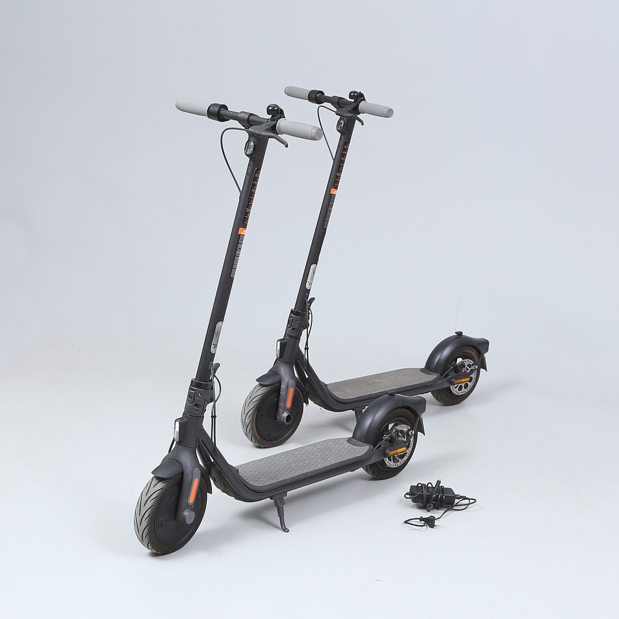 ELSCOOTER. 2st, Ninebot/Segway, samtida. En laddare medföljer.