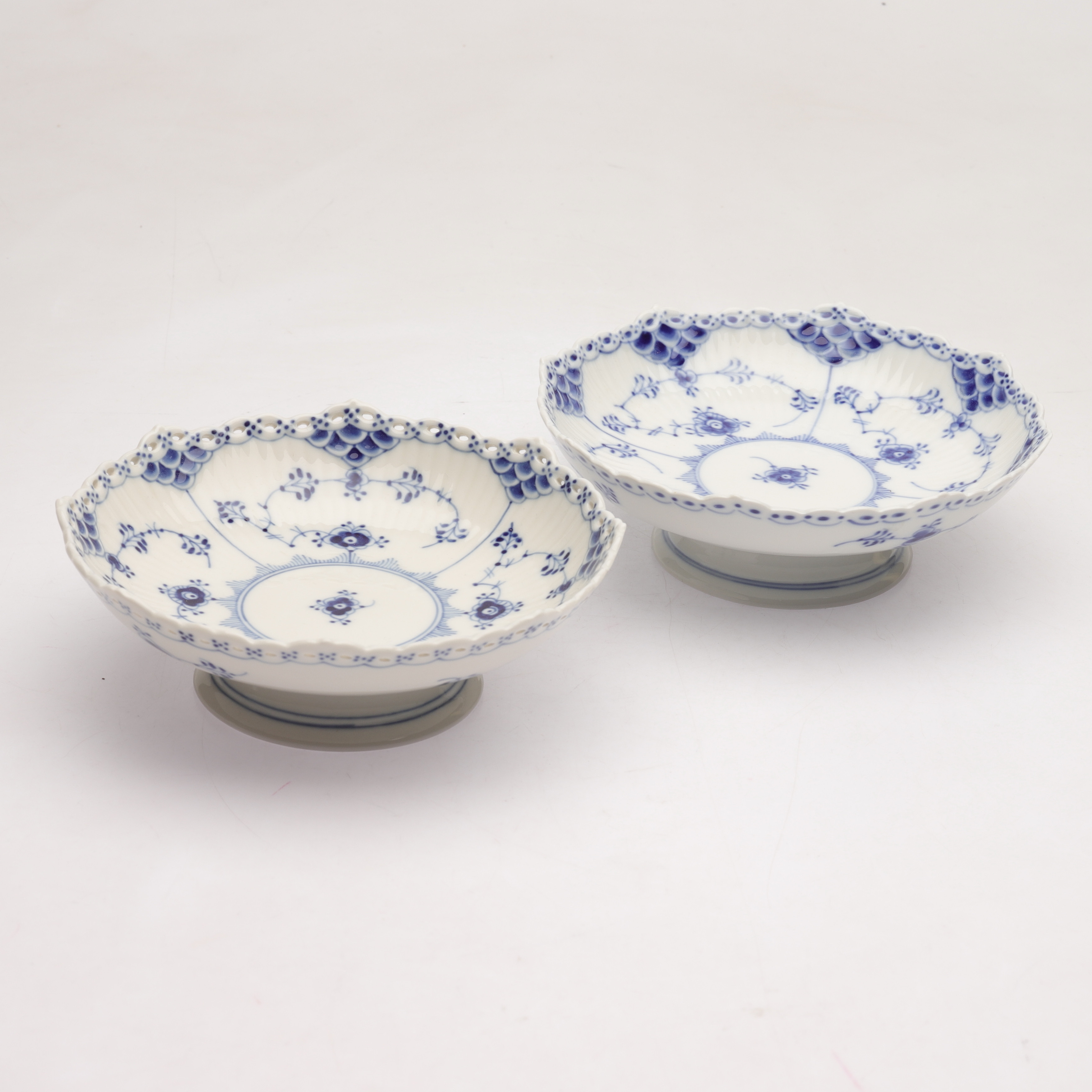 SKÅL PÅ FOT, 2 st, porslin, "Musselmalet", Royal Copenhagen, Danmark.