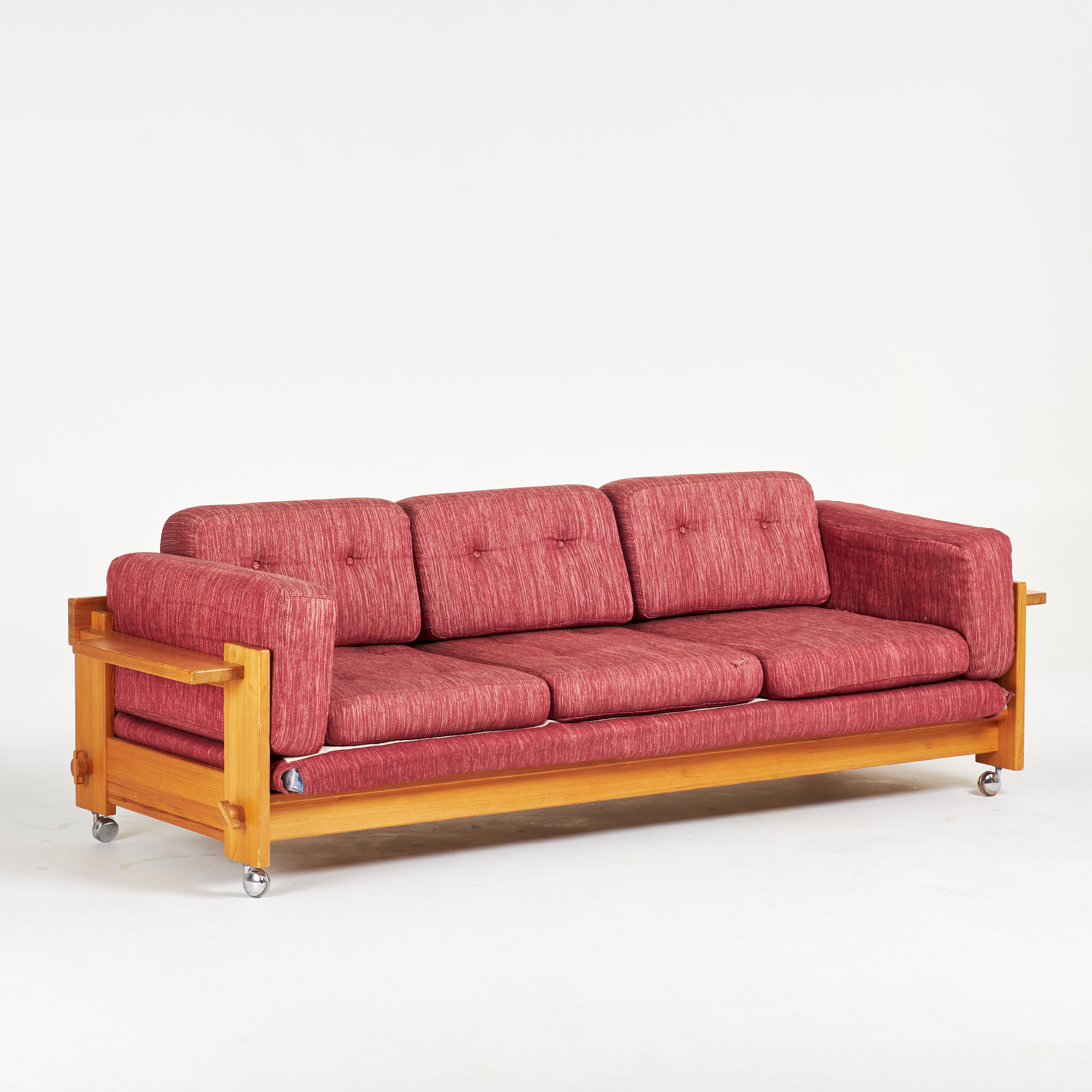 YNGVE EKSTRÖM. Soffa, "Kontrapunkt", 1970-tal, stomme i furu, handvävd textilklädsel, på hjul.
