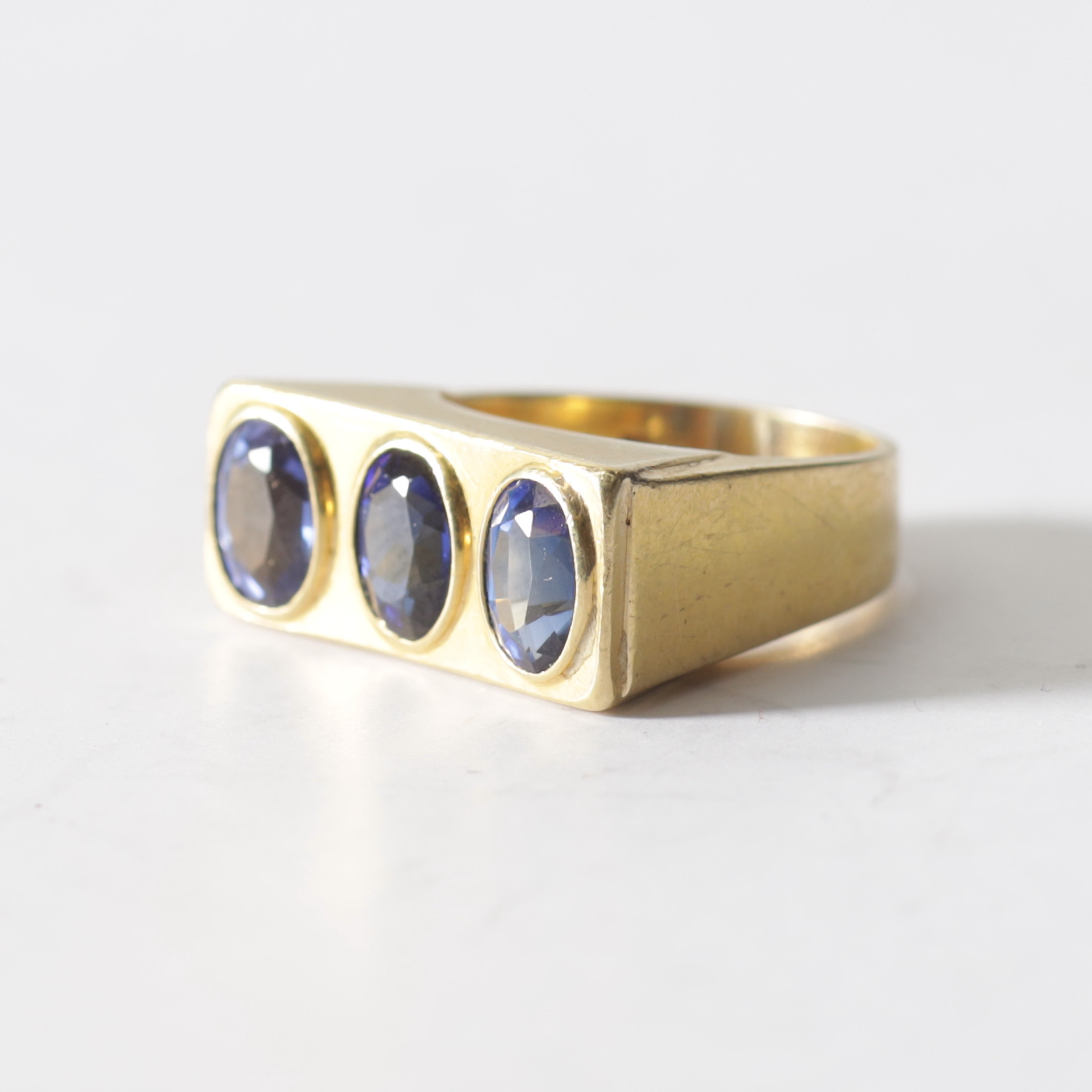 RING, 18K guld med safirer, Guldsmedsaktiebolaget Trege, Göteborg, 1973. Totalvikt ca 13,4 gram.