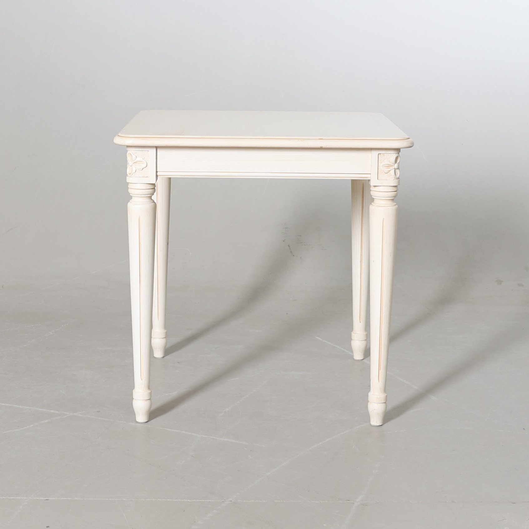 SOFFBORD/SIDOBORD, bemålat trä, gustaviansk stil, 1900/2000-tal.