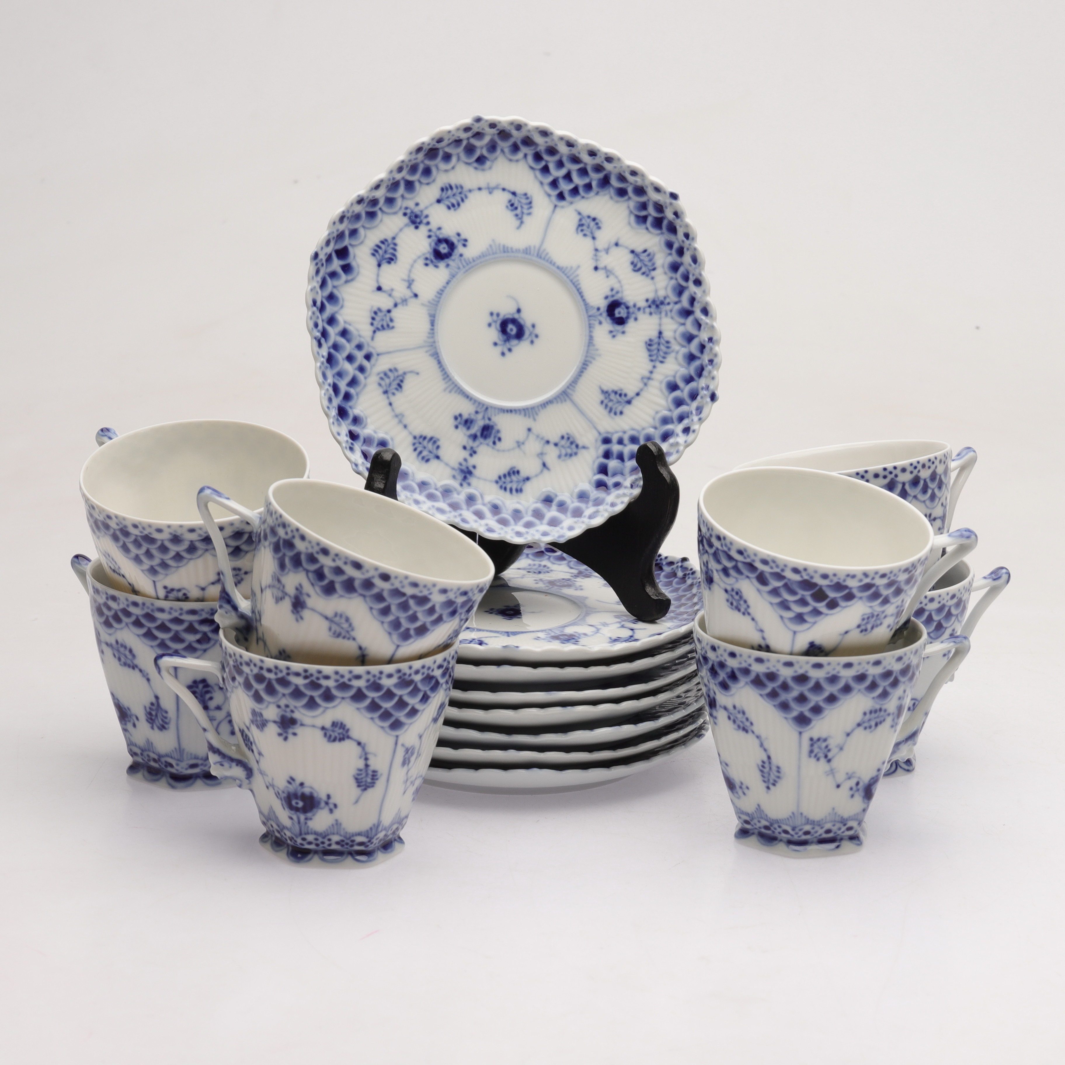 KAFFESERVIS, 16 delar, porslin, "Musselmalet", helblond, Royal Copenhagen, Danmark.