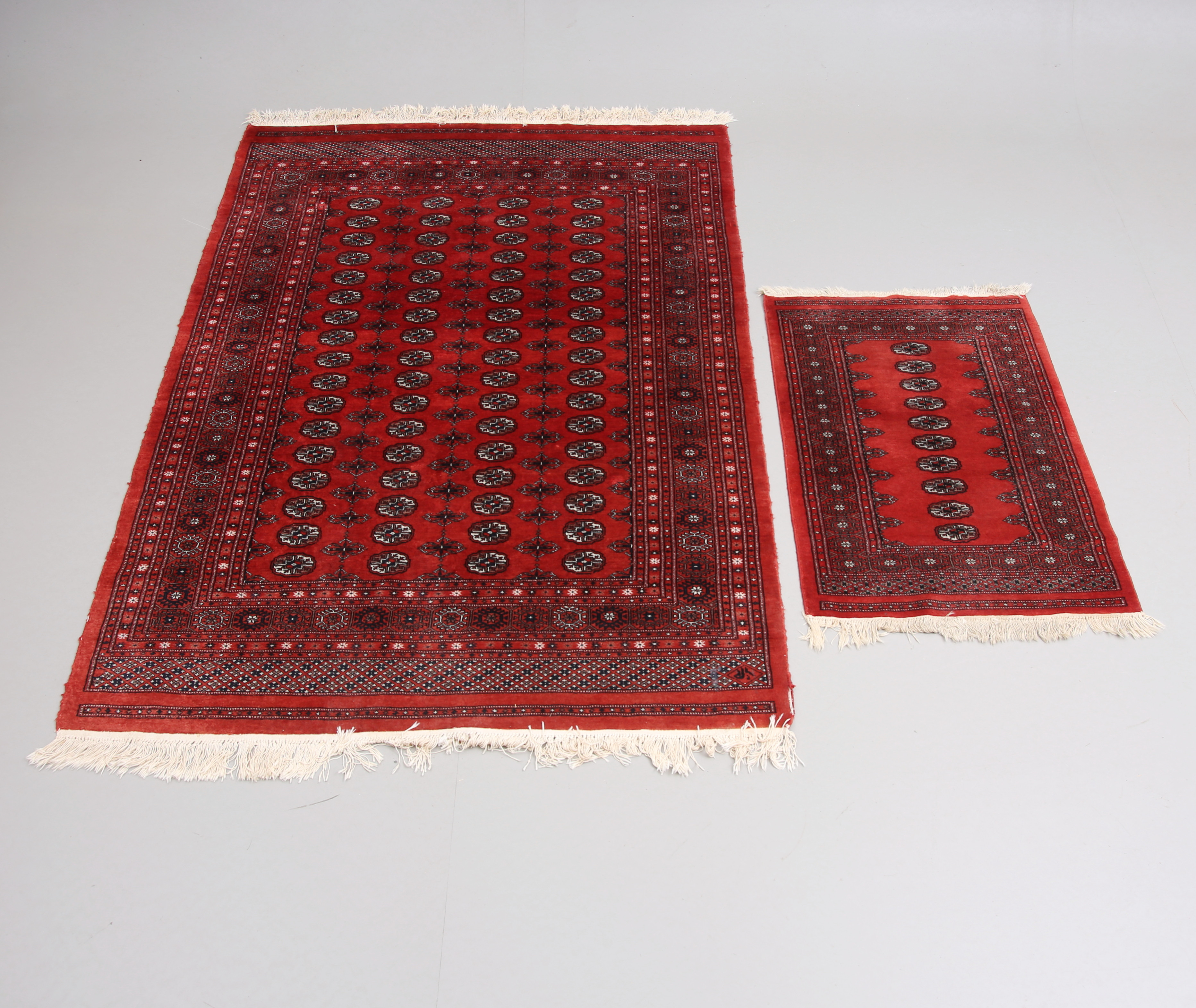 ORIENTALISK MATTA, 2 st, Bochara, Pakistan, 163 x 232 samt 80 x 114 cm.