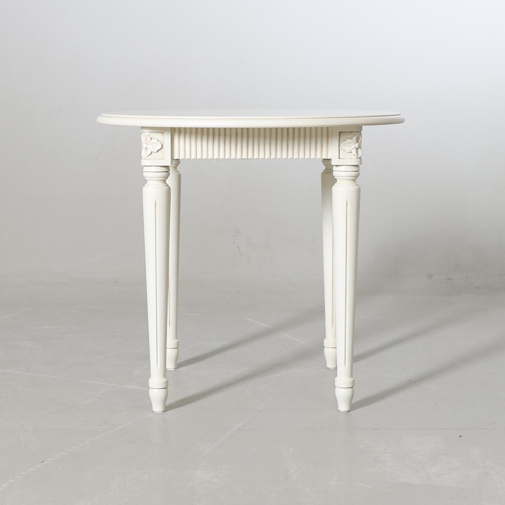 SOFFBORD/SIDOBORD, bemålat trä, gustaviansk stil, Möbelboning Tibro AB, 1900/2000-tal.