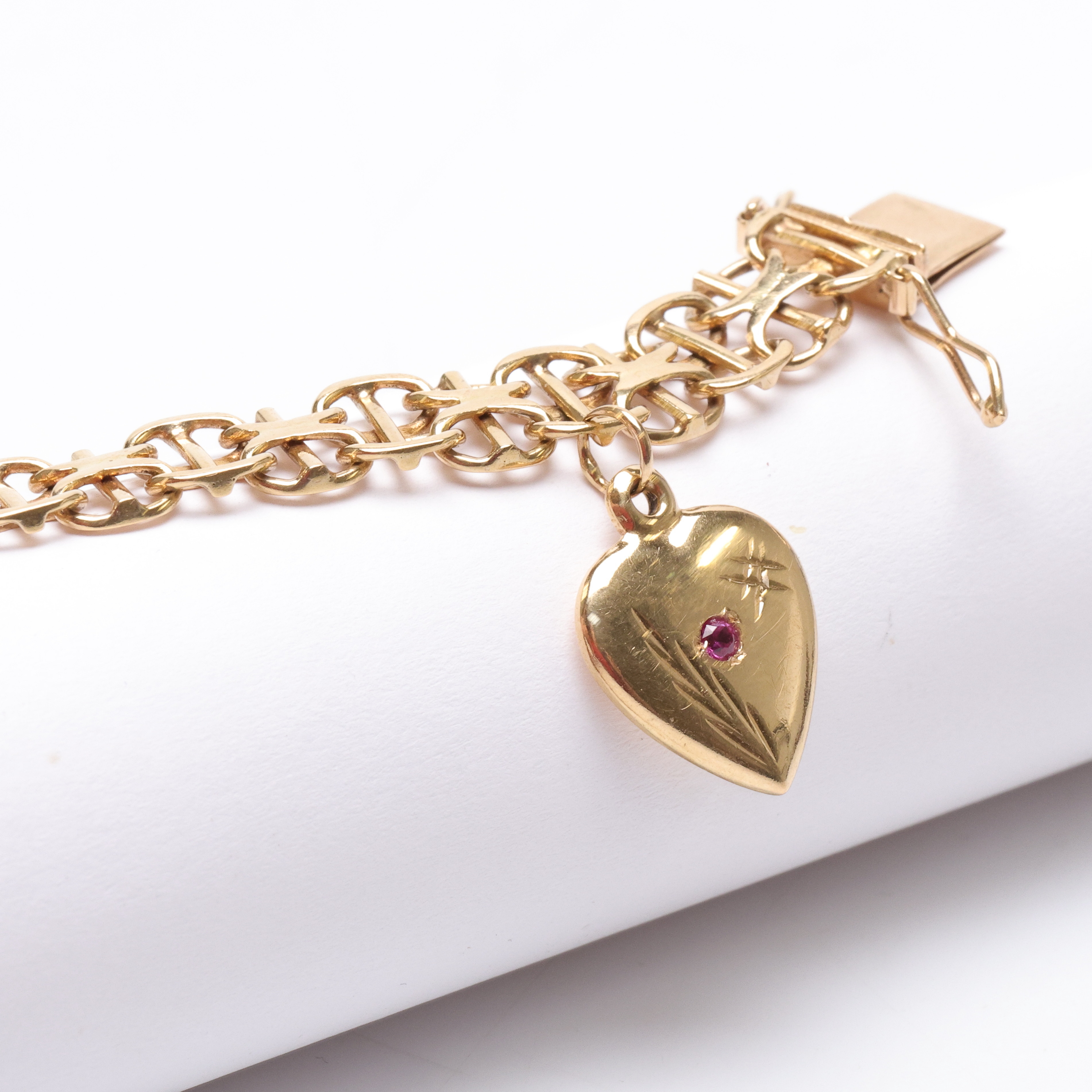 Armband, med berlock, x-länk, 18K guld, vikt ca 16gram.