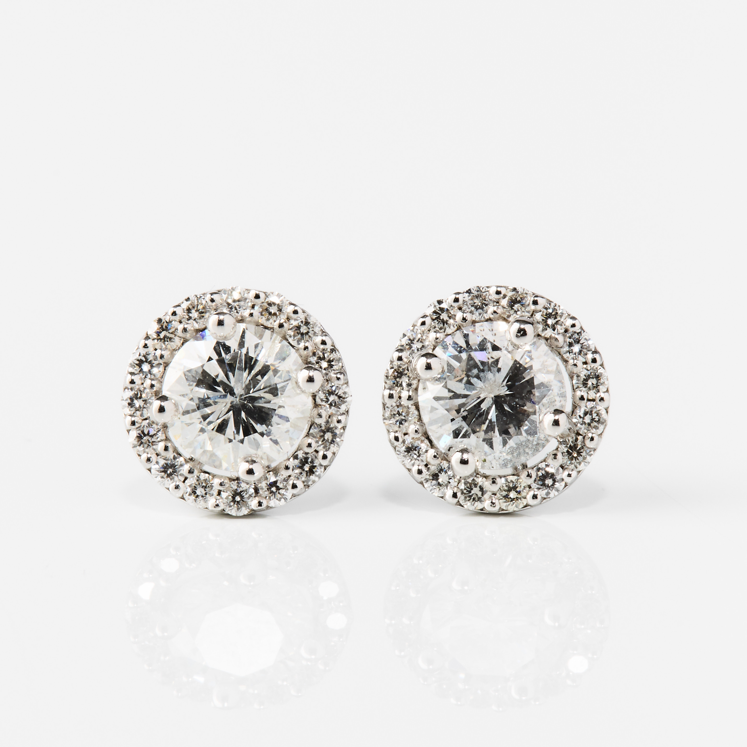 ÖRHÄNGEN, ett par, 18K vitguld med diamanter.