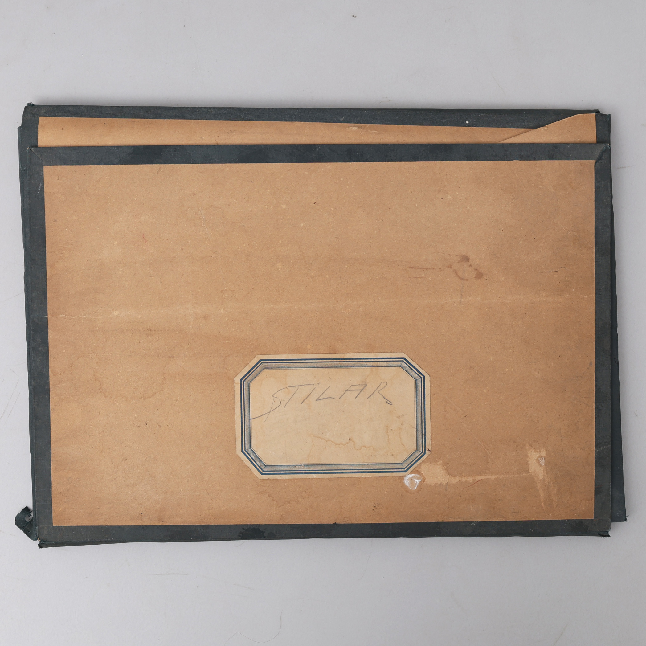 MÅLERI. THURE SANDHOLMS HANDBOK I SKYLTMÅLNING I LÖSA PLANSCHER 1905. PRAKTISKA OCH KORTFATTADE REGLER OCH RÅD VID TECKNING OCH MÅLNING AV SPECIELLT AFFÄRSSKYLTAR SAMT BESKRIFNING ÖFVER UTFÖRANDE AV GLASSKYLTAR, SGRAFITOMÅLNING, STADGAR OCH FANOR M. M.