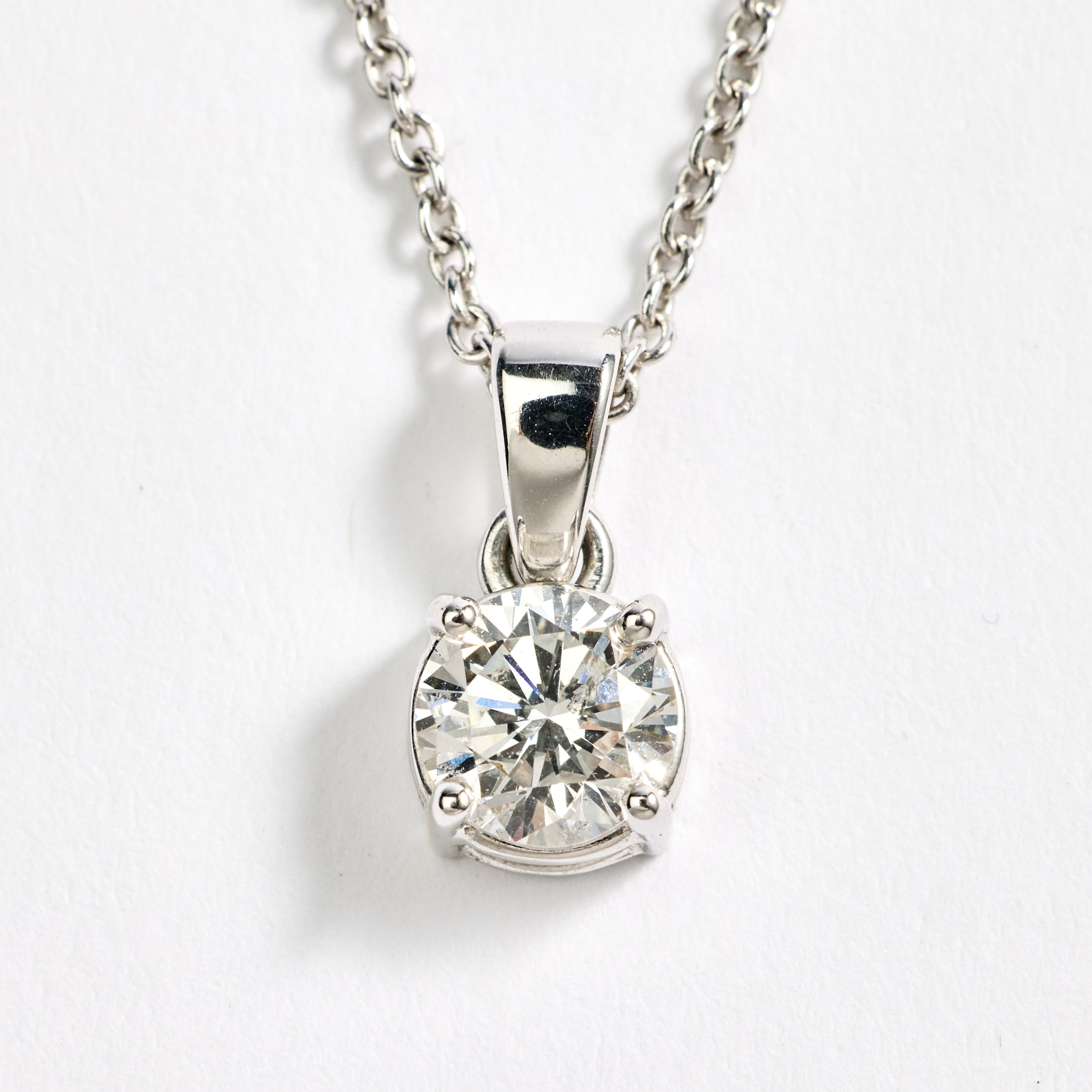 ENSTENSHÄNGE, 18K vitguld med en diamant.