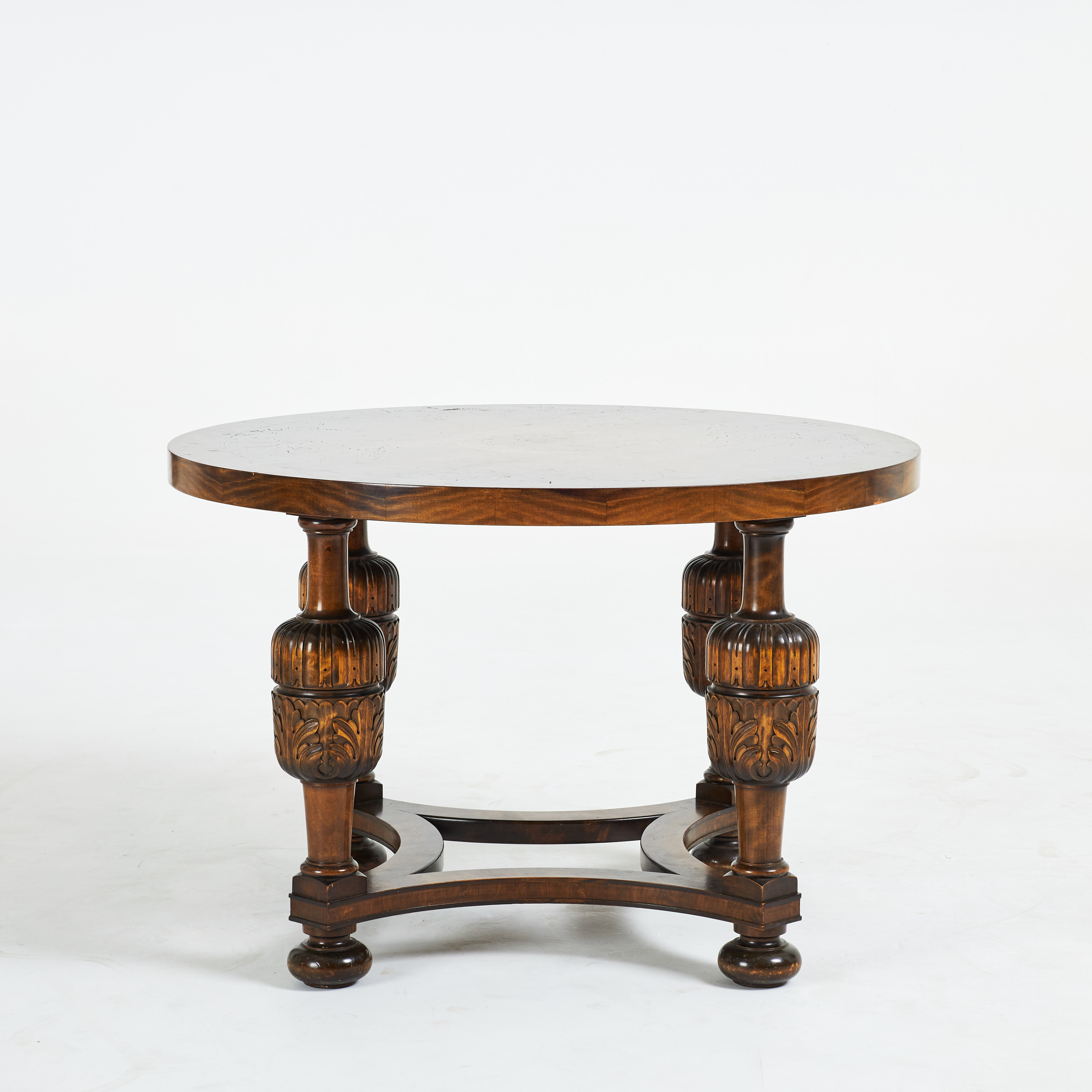 SOFFBORD. 1900-talets första hälft, bonad björk, träskuren dekor.